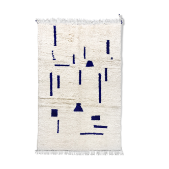 Tapis berbère marocain beni ouarain écru à motifs bleu majorelle 244x154cm
