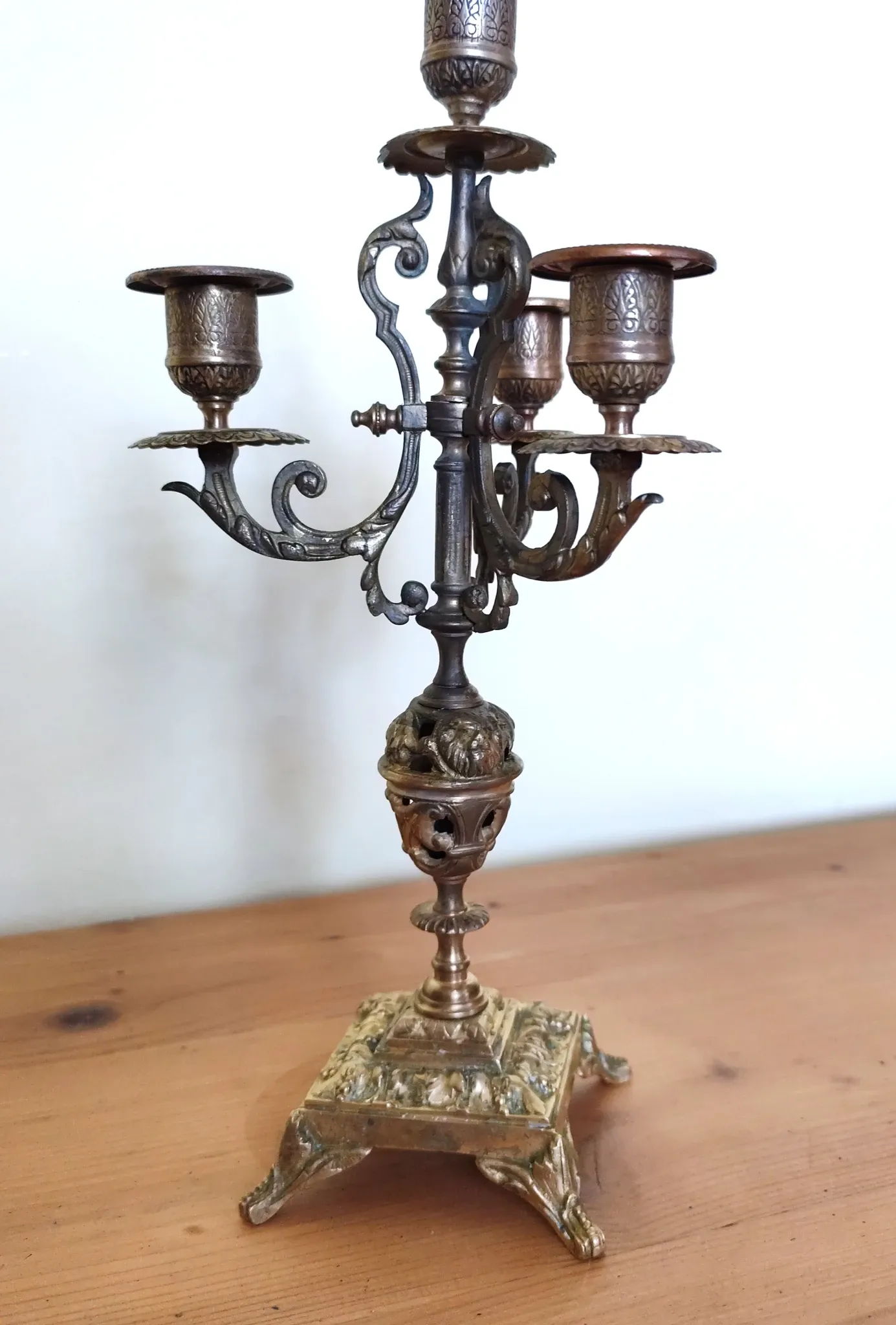 four-light candelabrum in chiselled brass from the 19th century