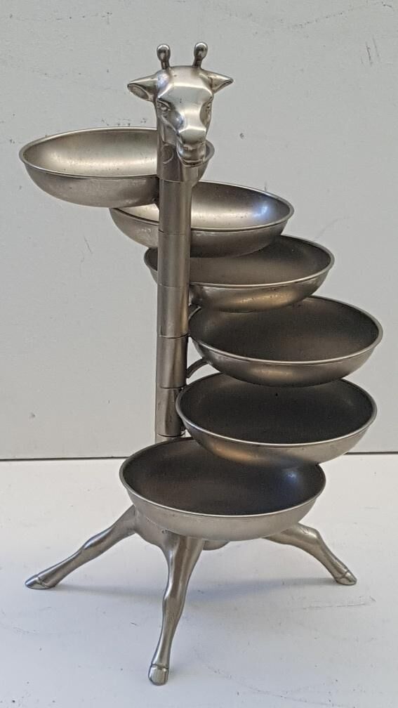 Giraffe-shaped table servant