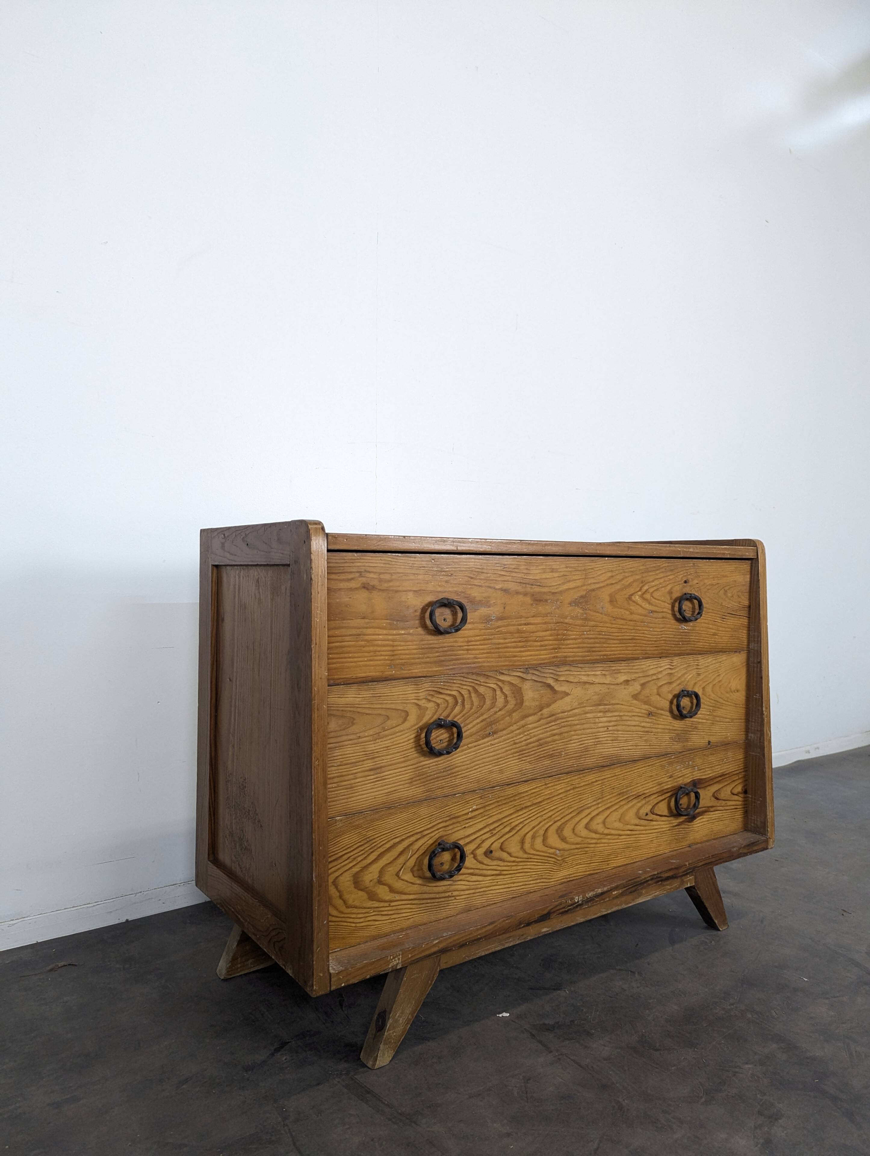 1950s pine chest of drawers with tapered legs.