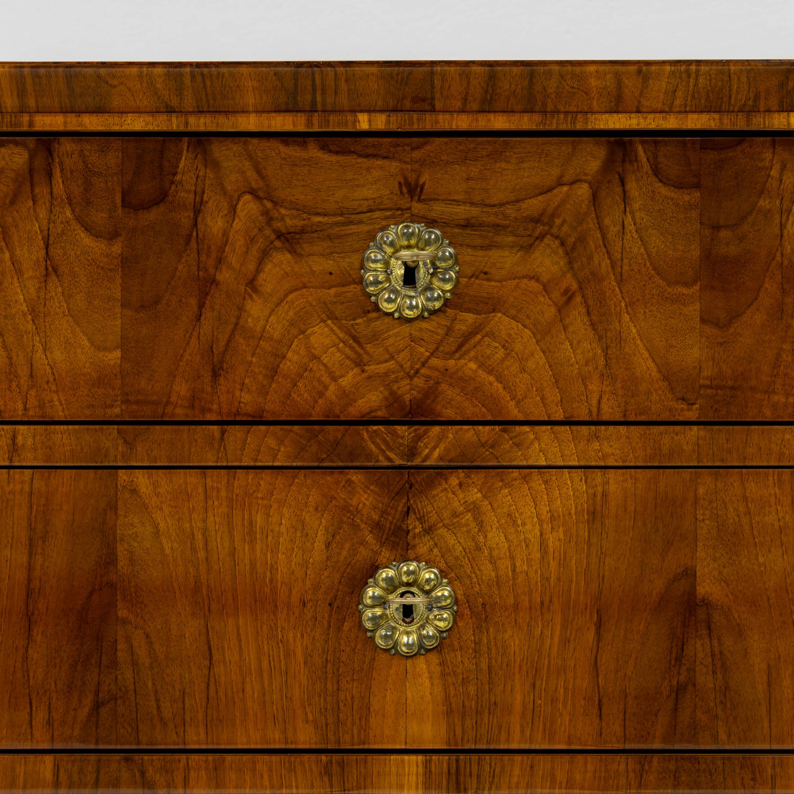 Grande commode Biedermeier en placage de noyer 1820-1840
