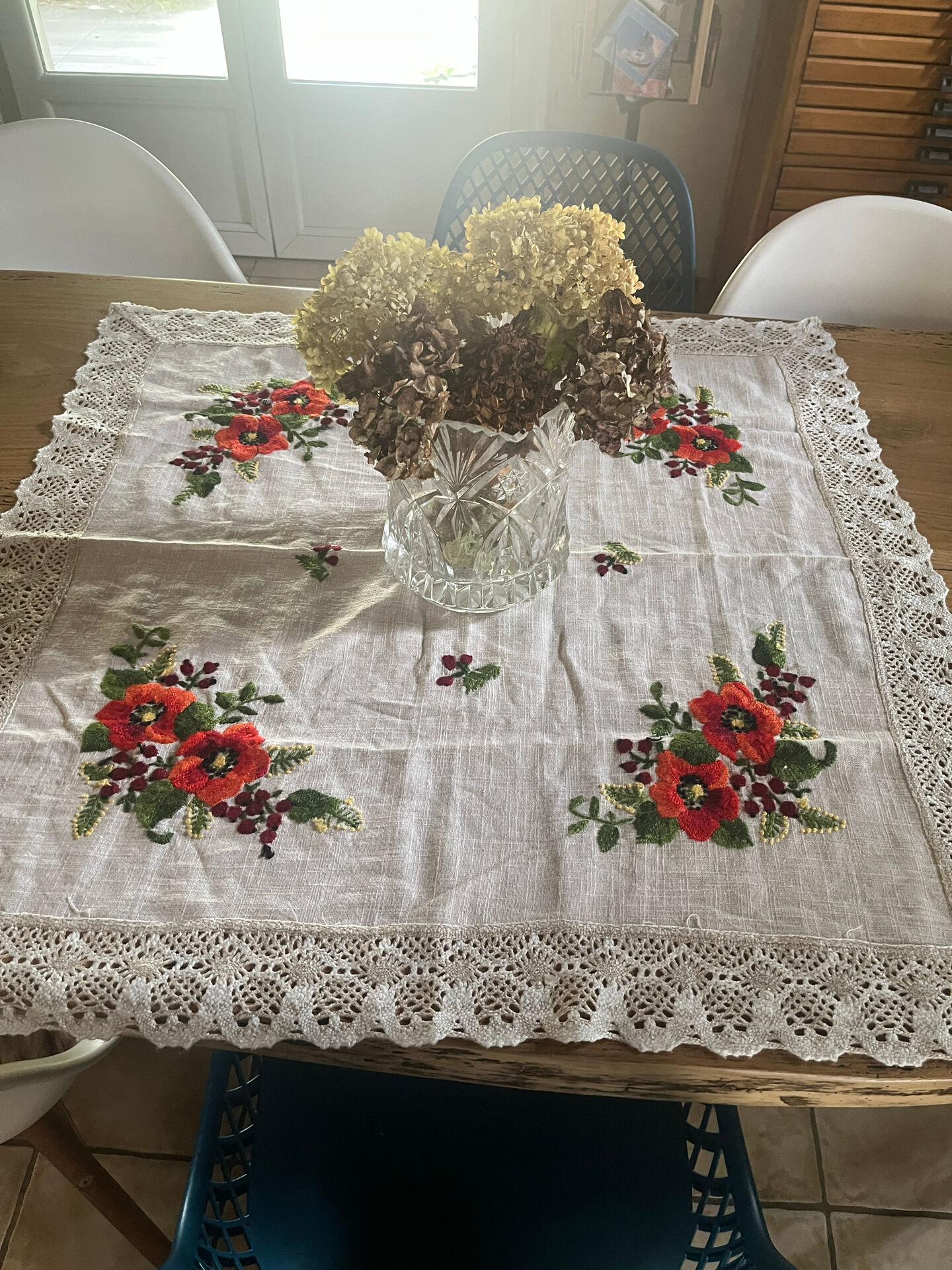 Linen tablecloth with embroidered flowers