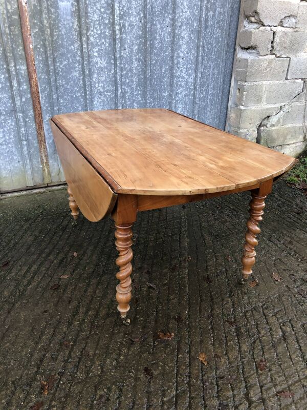 Table ronde en cerisier massif extensible aux pieds torsadé,Louis Philippe.