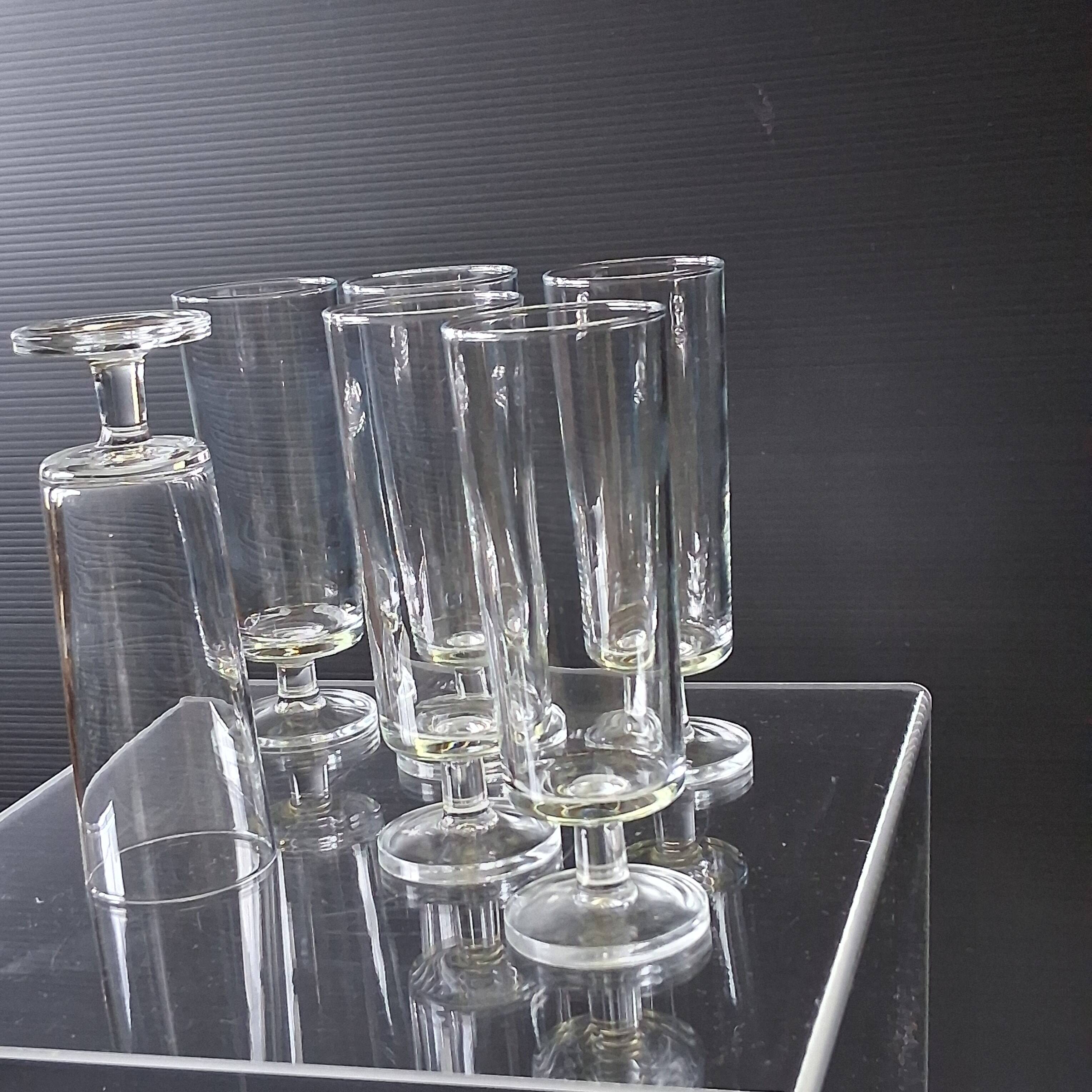 Set of 6 transparent glass flutes/coupes in very good condition.