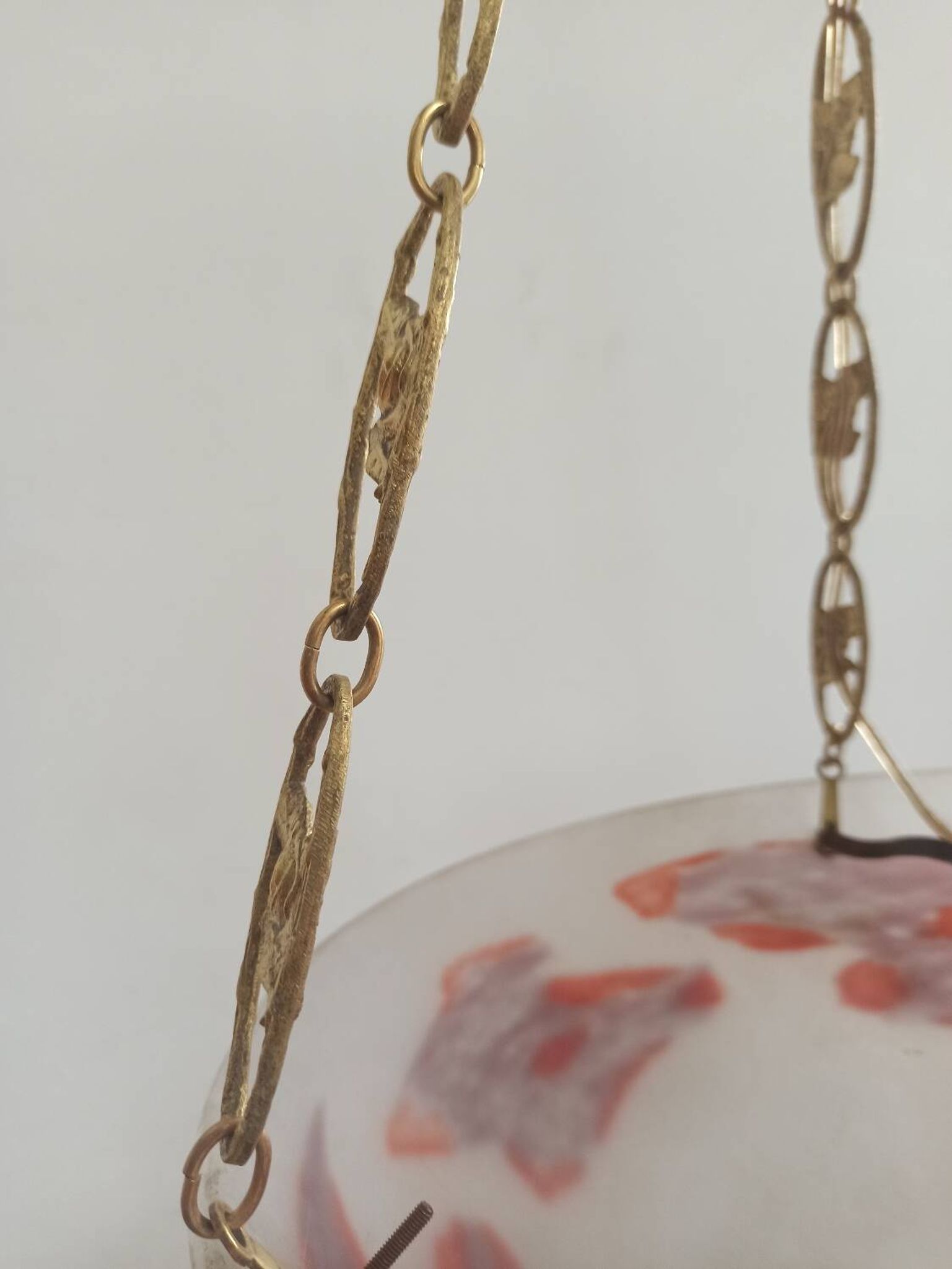 Art Deco suspension in glass paste and twisted brass chain signed Degué.