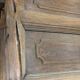 Ancienne porte en bois avec son encadrement