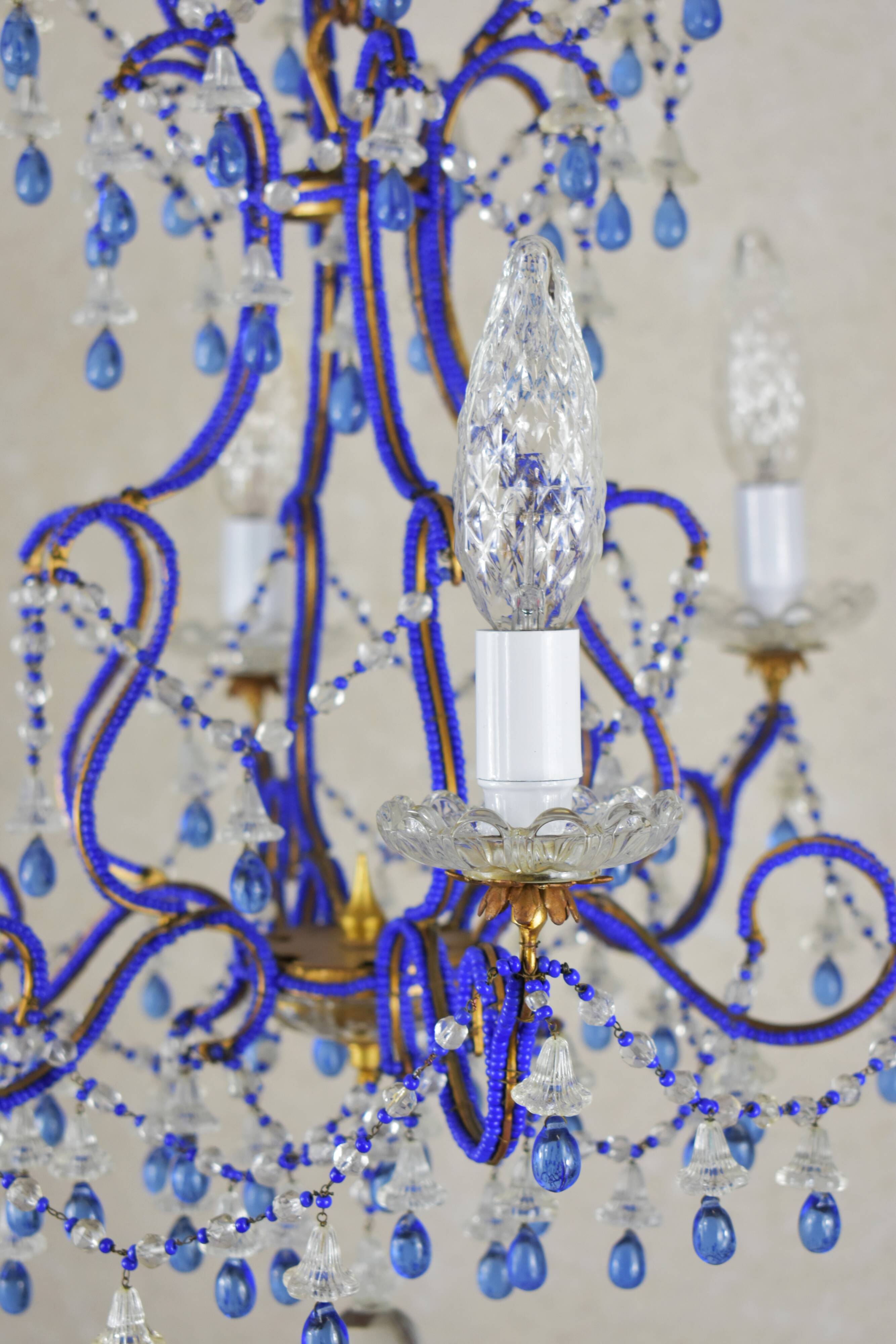 lustre bleu, fait de perles.