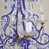 lustre bleu, fait de perles.