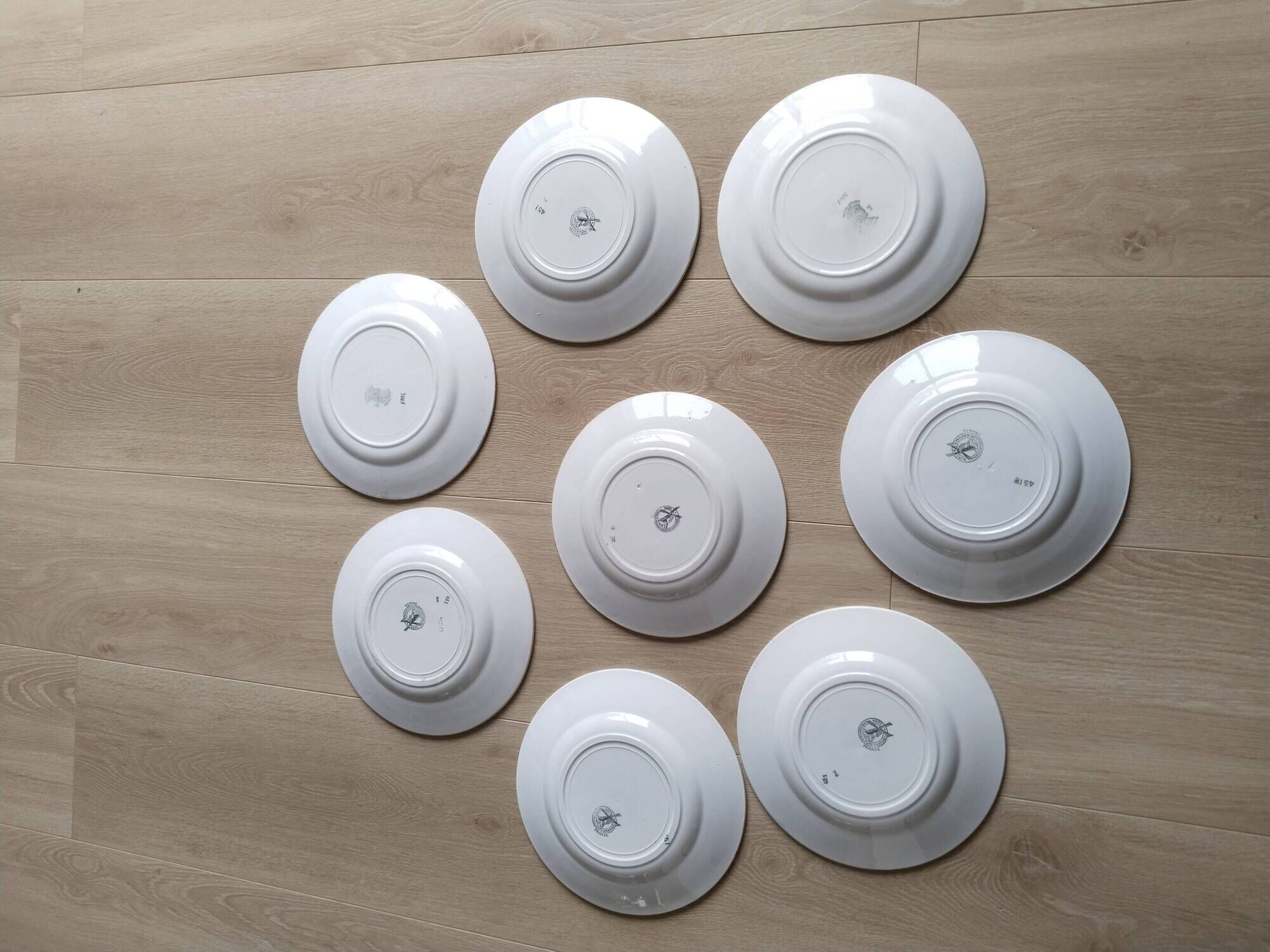 Set of 8 Moulin des Loups earthenware dinner plates, Garlands