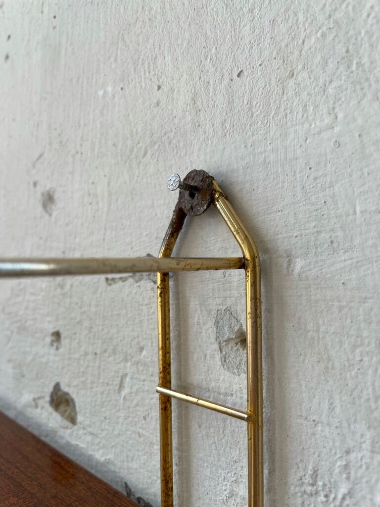 String-type wall shelf