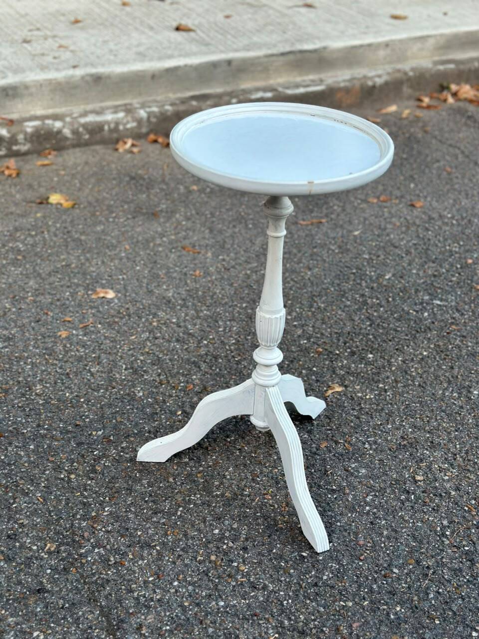 Tripod gueridon / Louis XVI style white patinated side table 1960