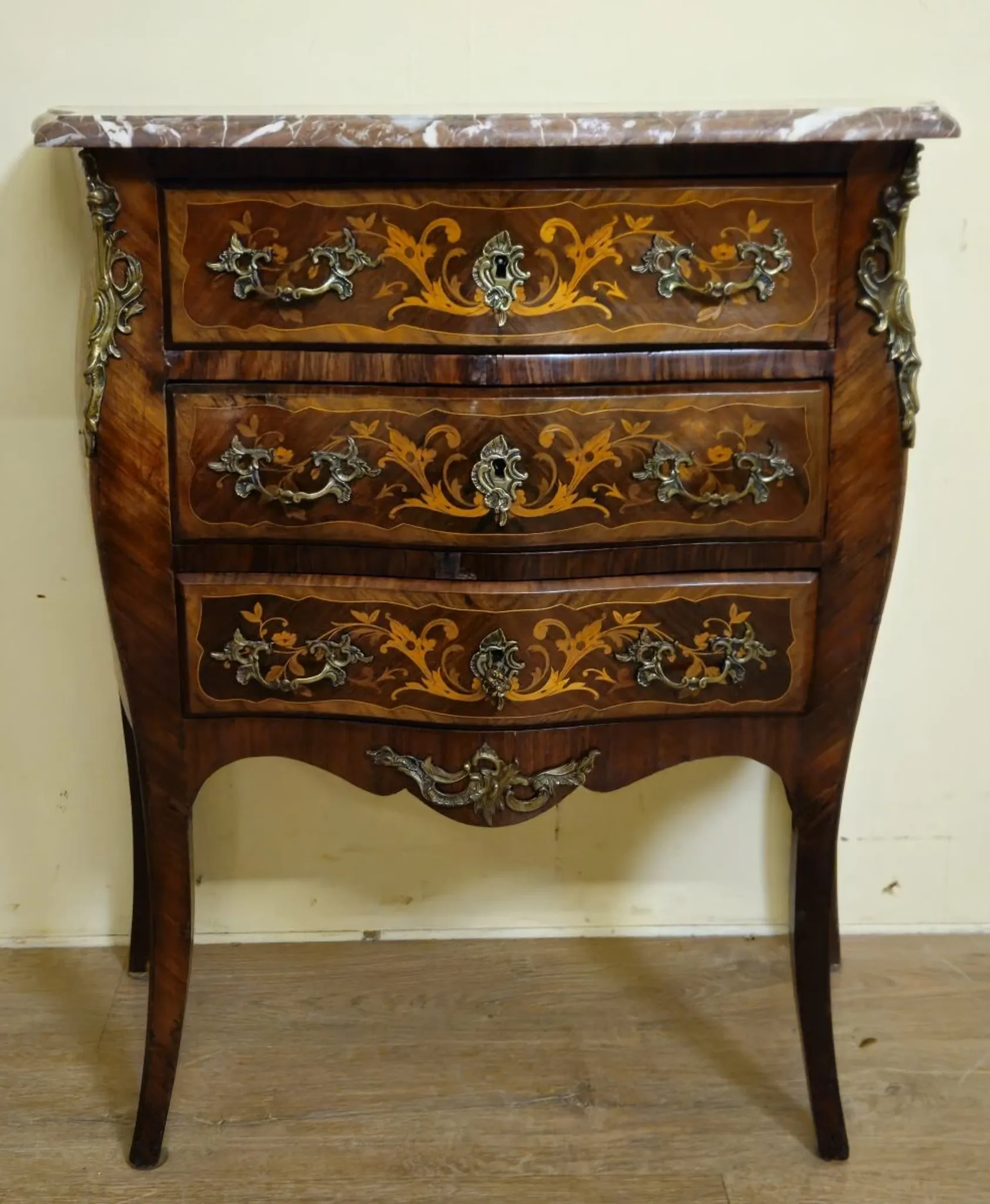Commode sauteuse style Louis XV marquetée – 3 tiroirs – Plateau marbre