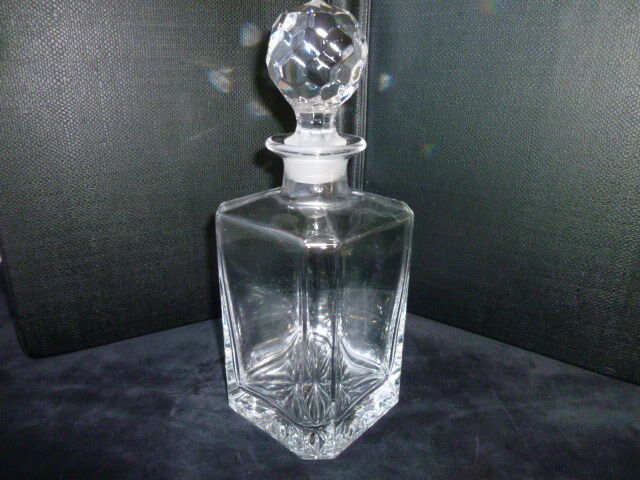 Plain crystal whisky decanter faceted cap