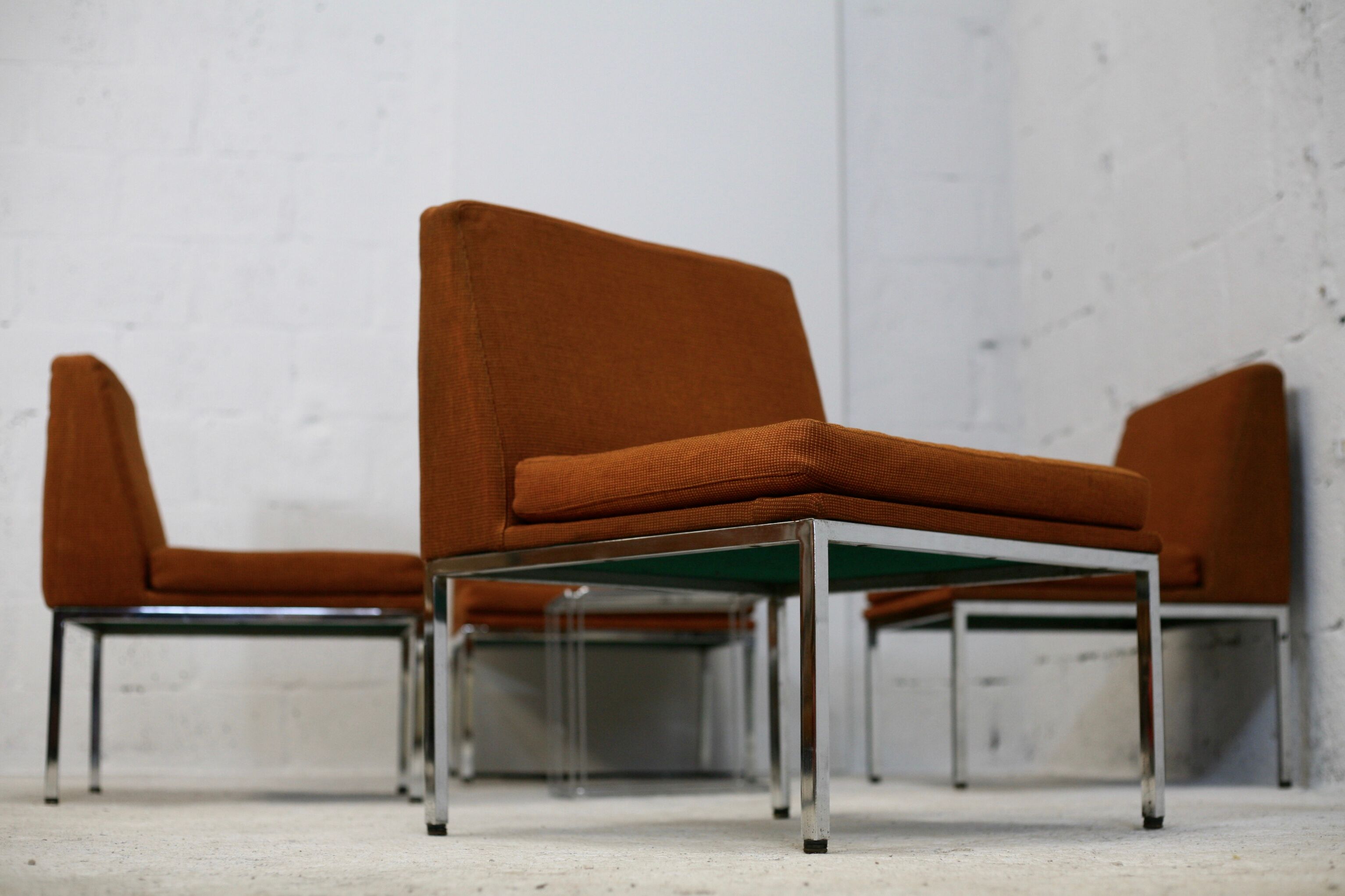 Ensemble de 10 chauffeuses de Louis Baillon, édition Planforms formant canapé modulable, circa 1950
