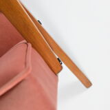 Modèle fauteuil en velours vintage Var années 1960 entièrement restauré, tissu rose, teck