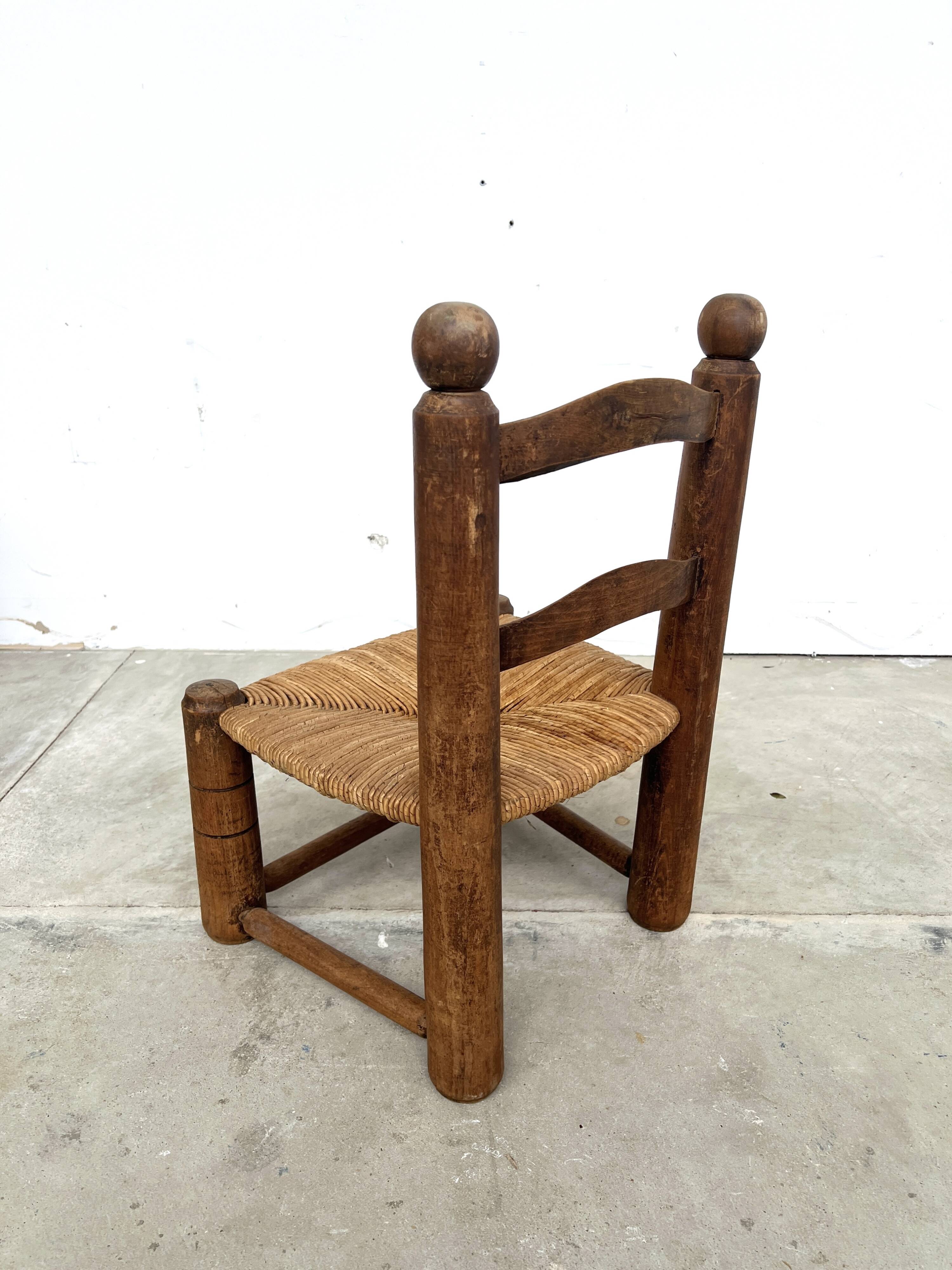 Brutalist chair in wood and straw