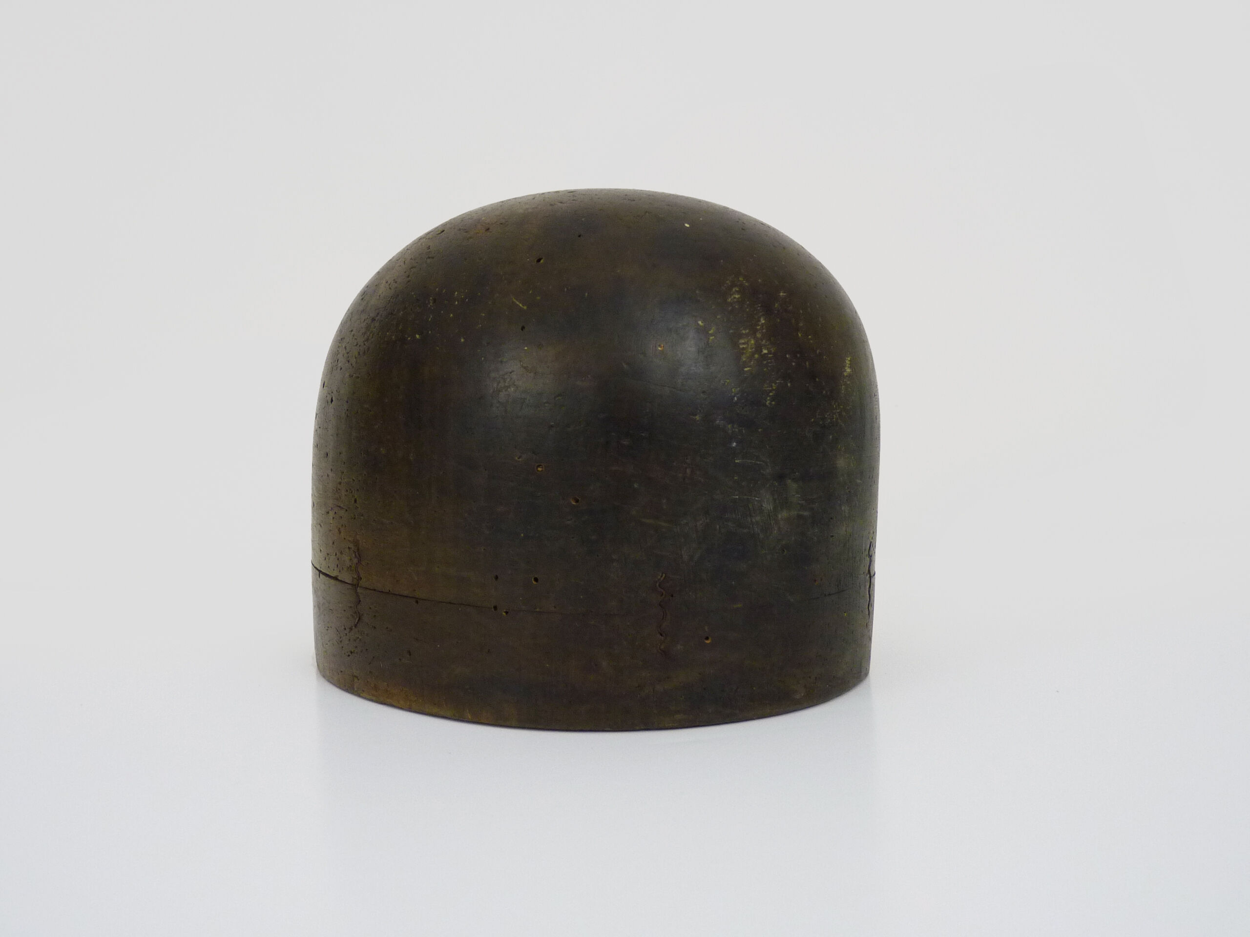 Old form with wooden hat, marotte, hat mold, year 30/40