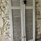 Paire d'anciennes persiennes bois