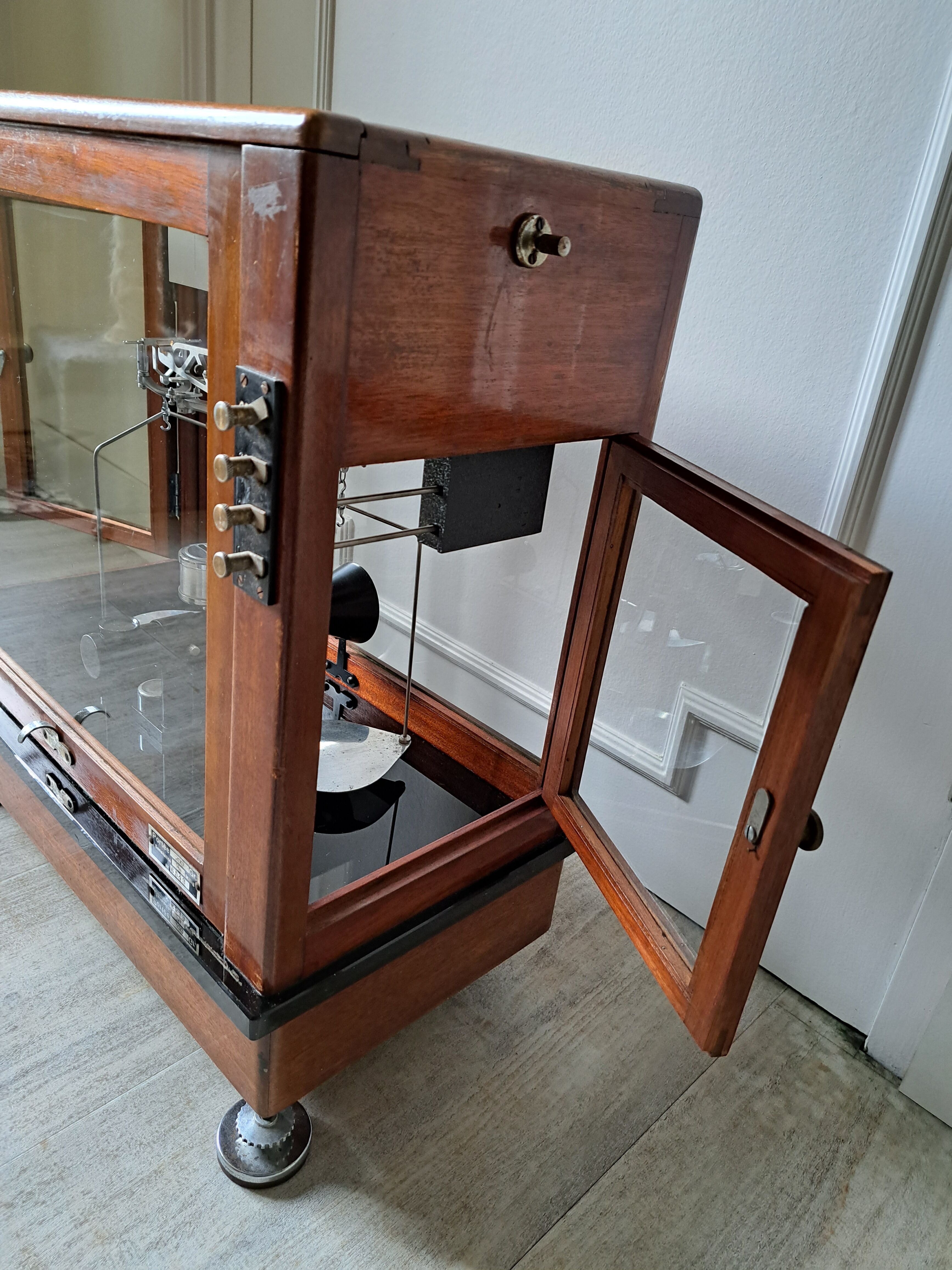 Precision scale 50s