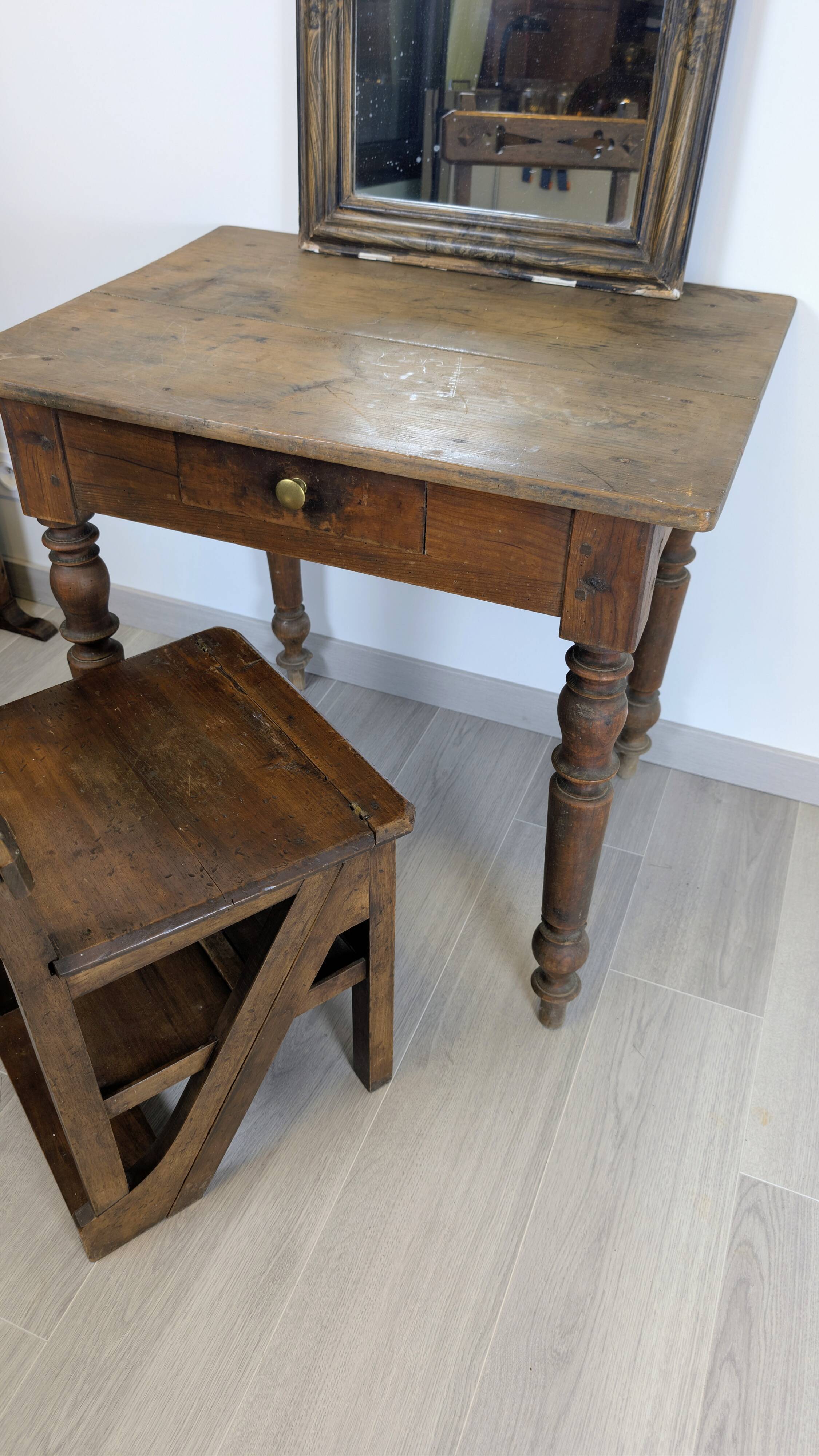 Writing table Napoleon III in solid wood – Authentic charm of the 19th century