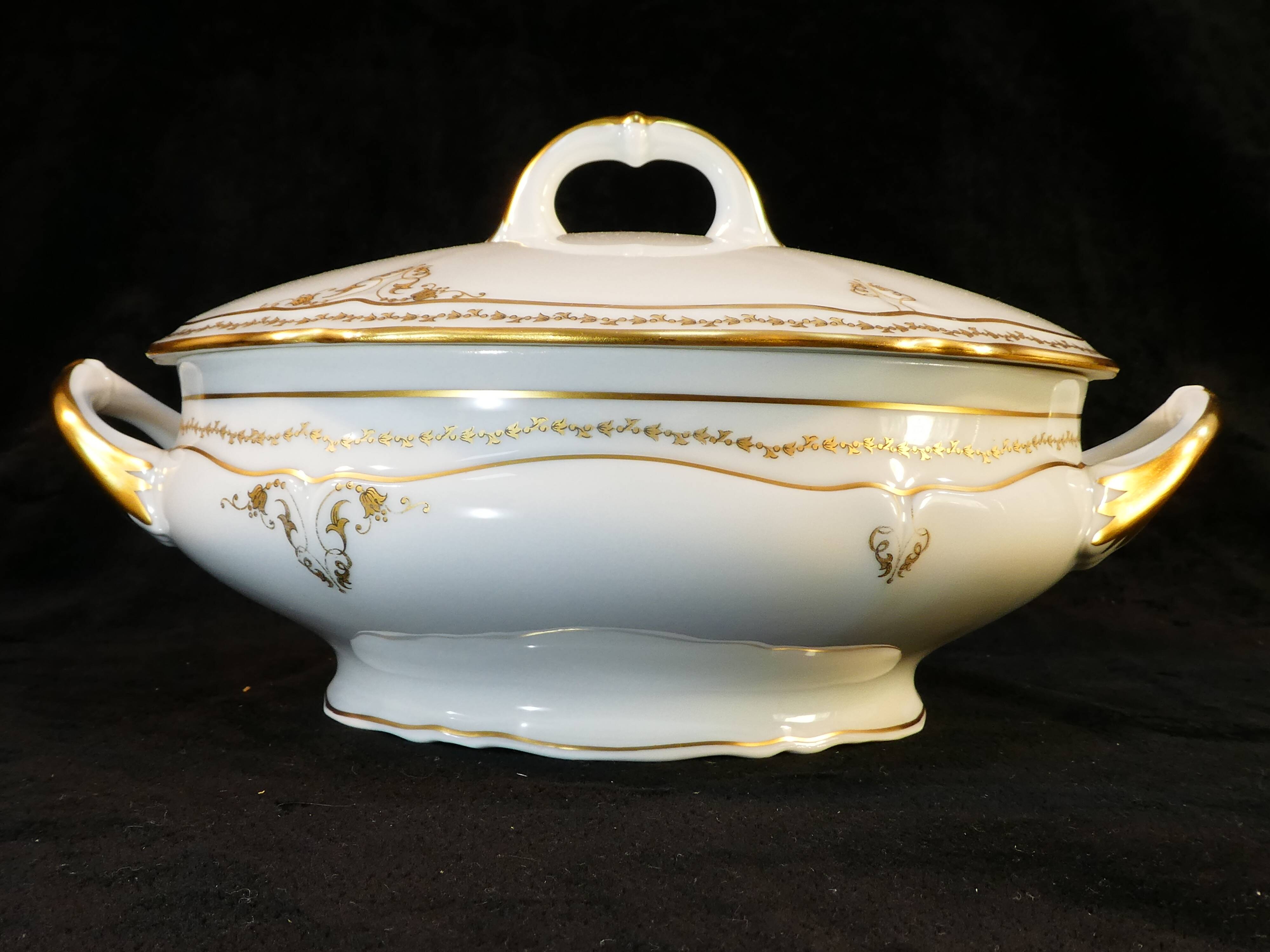 Soupière ronde en porcelaine de Limoges Giraud doré peint a la main