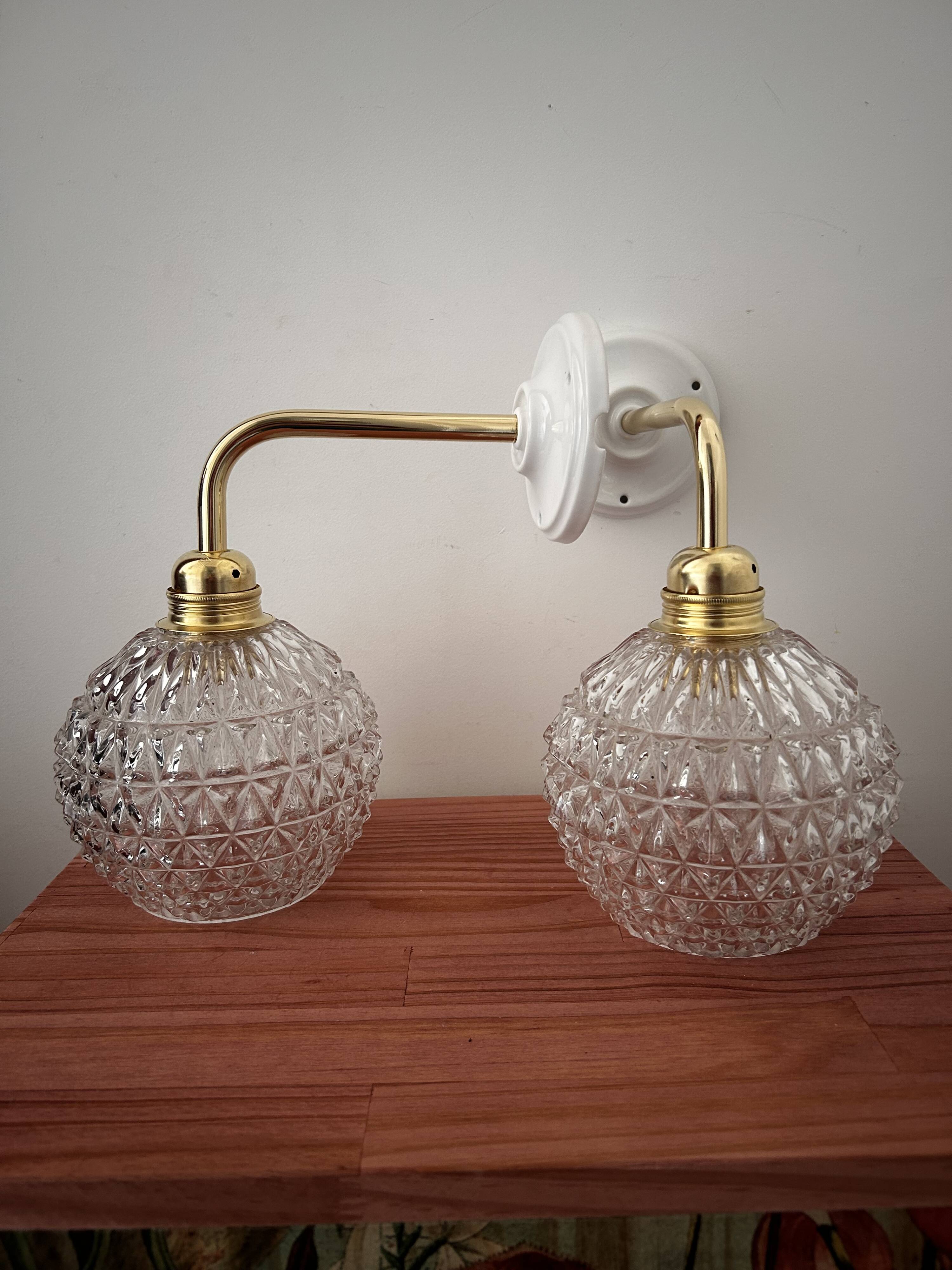 Paire d’appliques murales vintage en verre ciselé