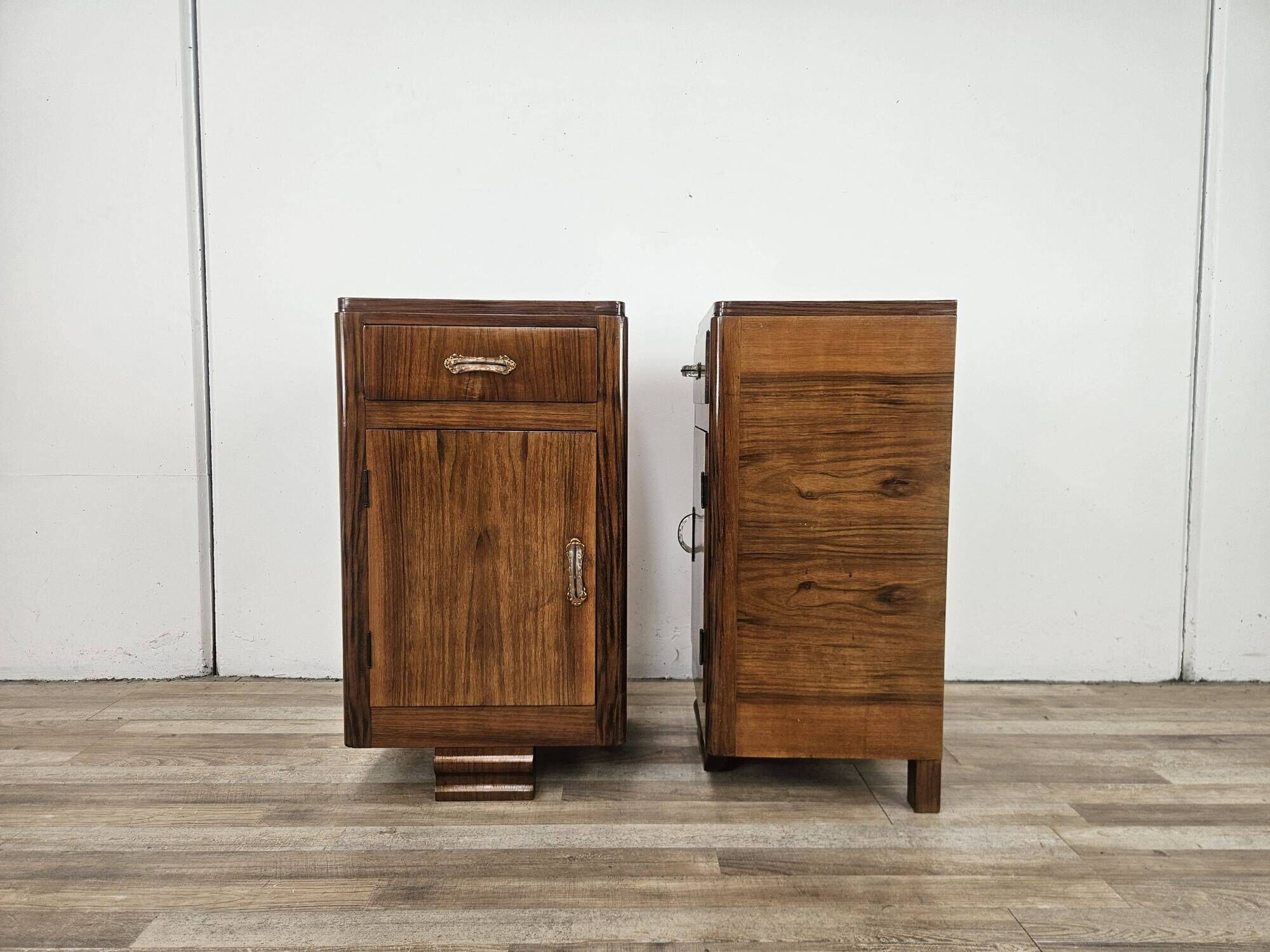 Pair of Art Decò walnut nightstands, 1940