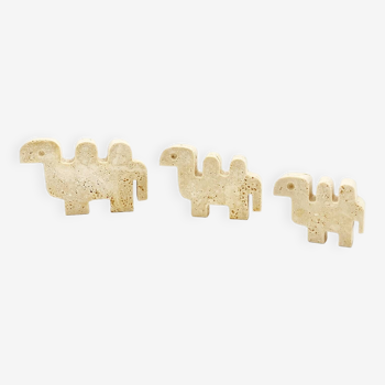Famille de 3 chameaux en travertin par Fratelli Mannelli