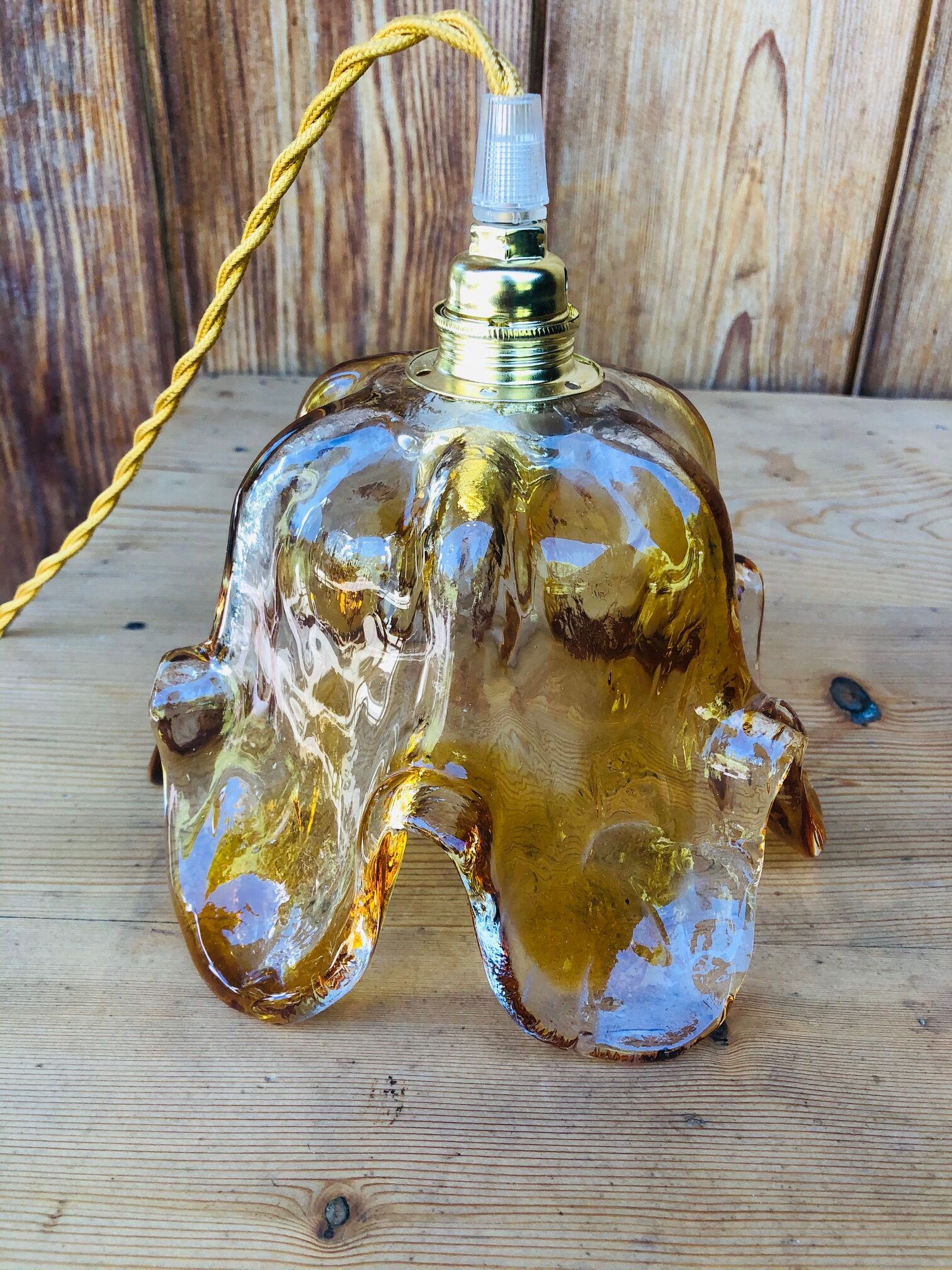 Suspension forms tulip in Murano glass has coppery edge.