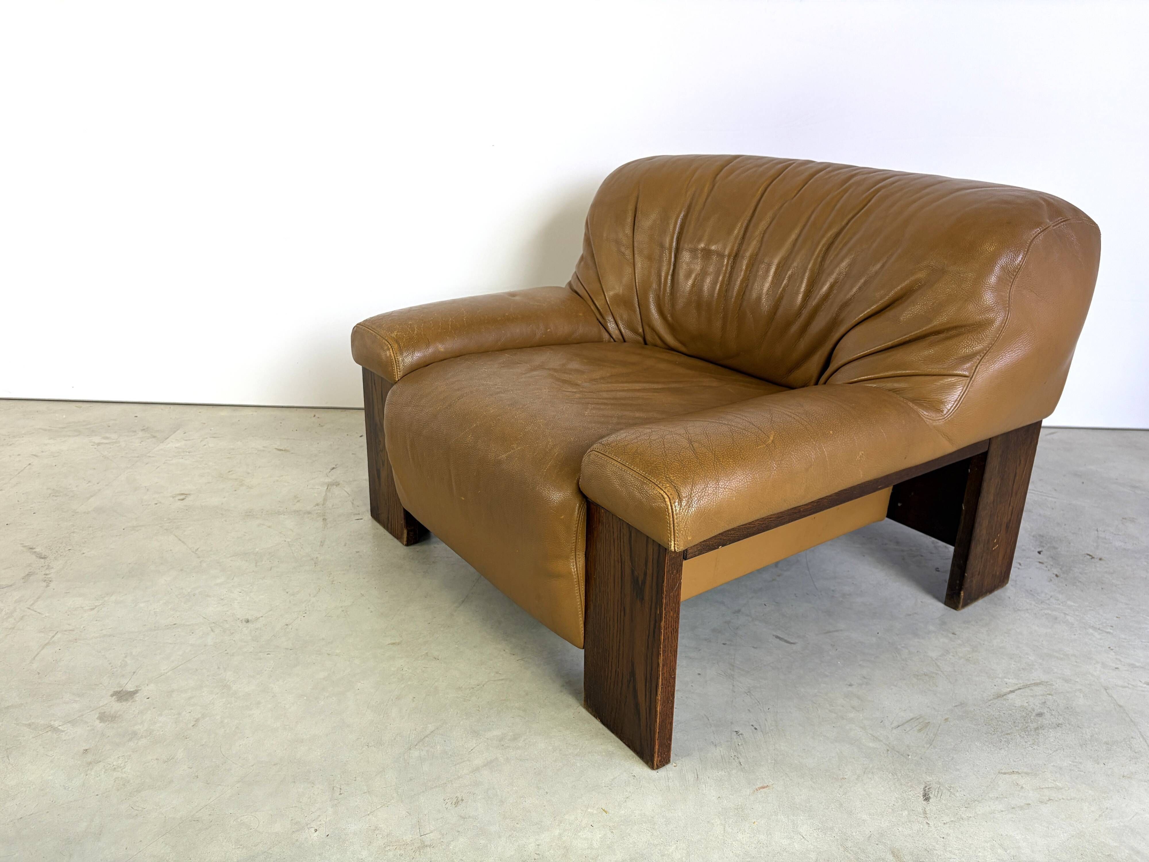 Fauteuil en cuir brutaliste, années 1960