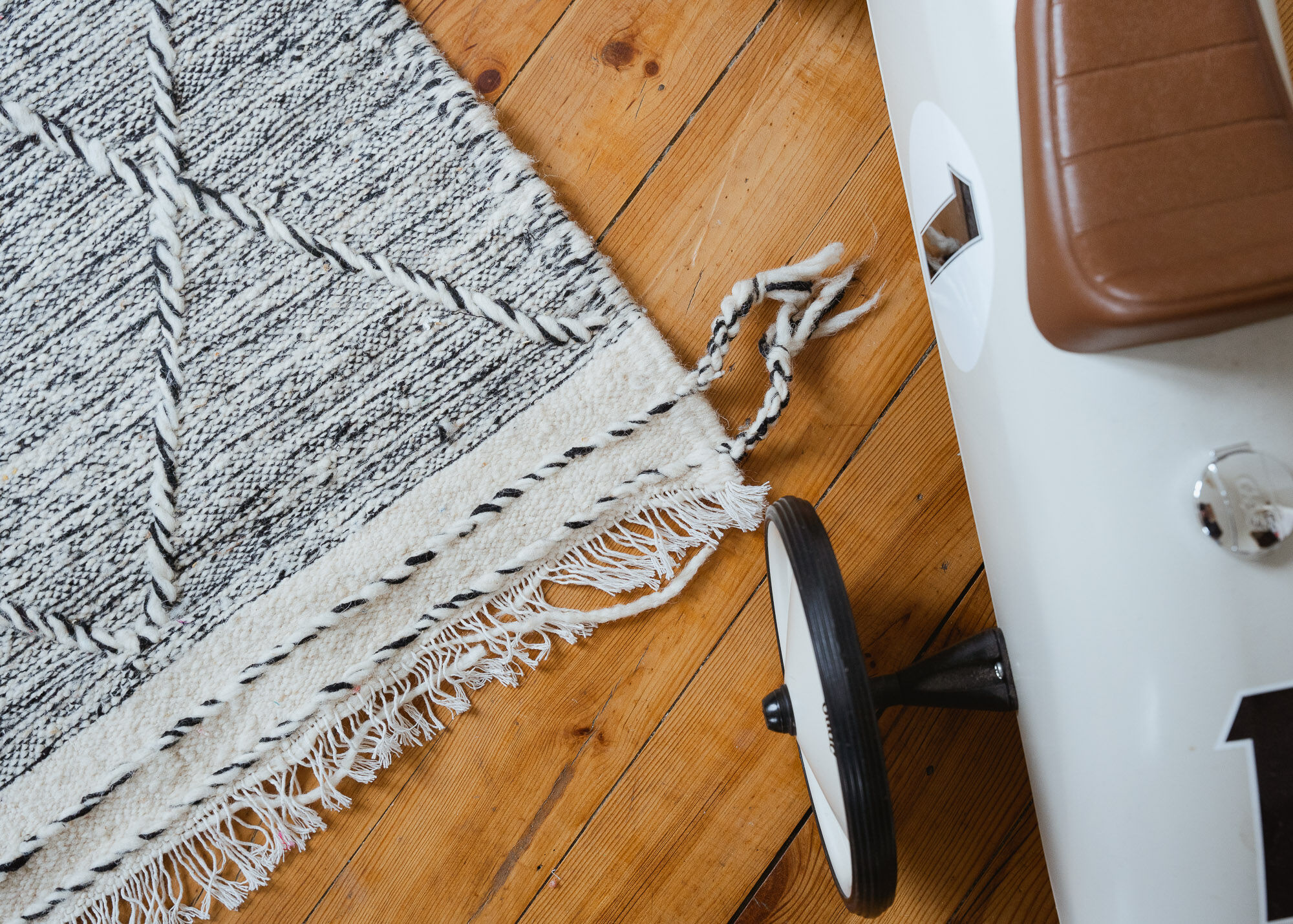 Berber carpet Zanafi - 100% black and white wool - 115 cm x 60 cm