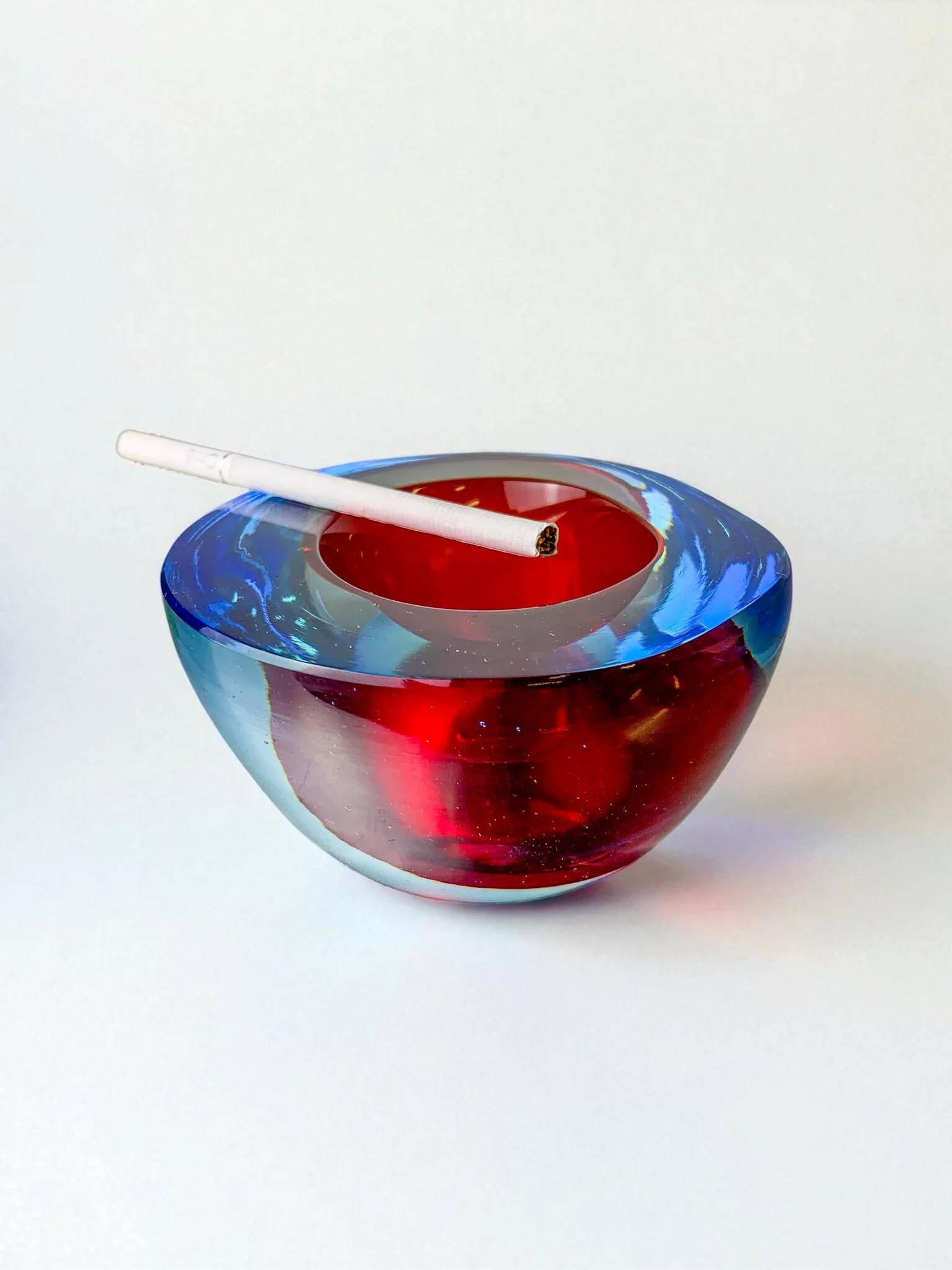 Cendrier Sommerso en verre de Murano rouge et bleu par Seguso, Italie, 1970