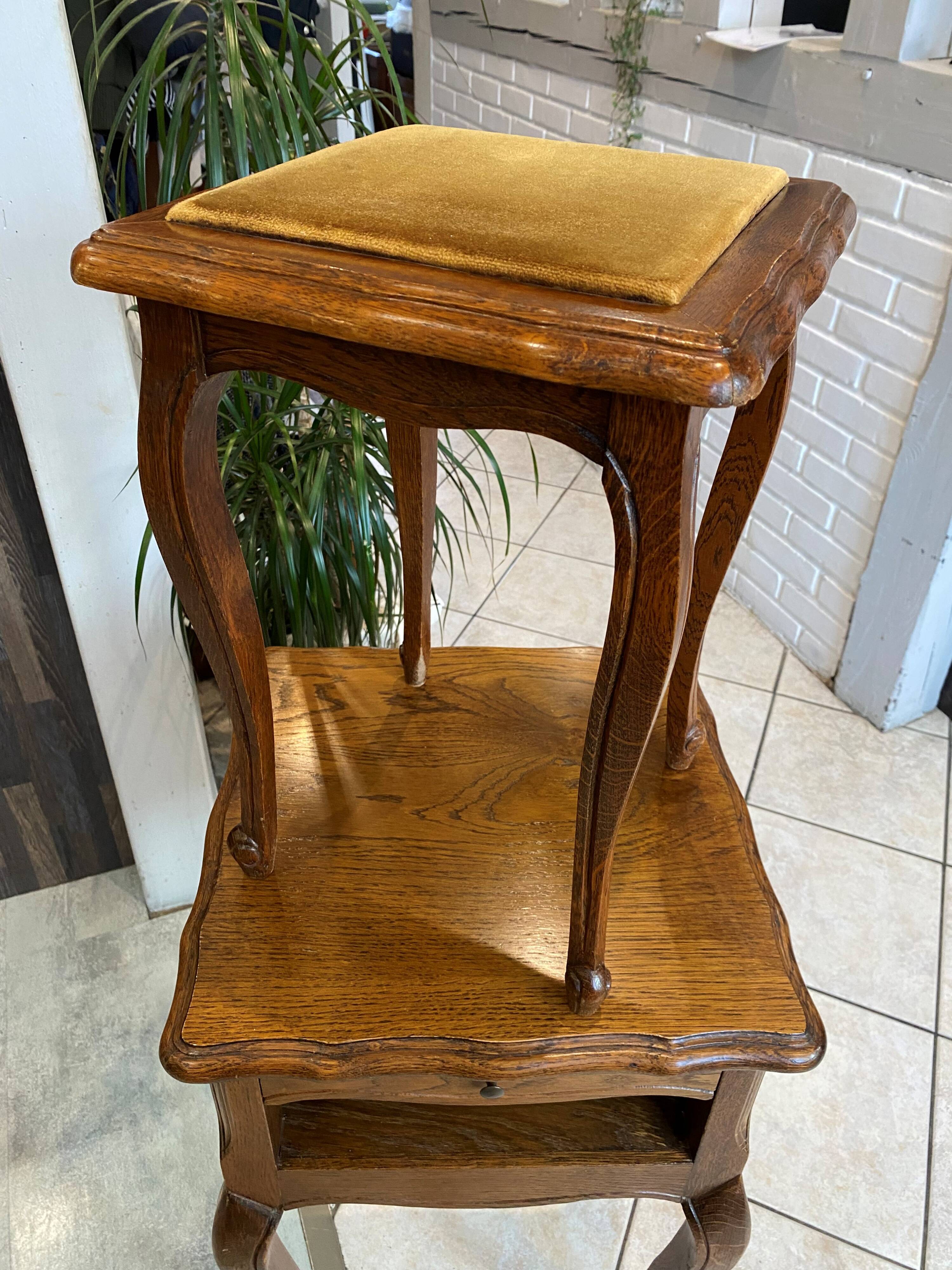 Gueridon set with gueridon and stool in solid oak in Louis XV style.
