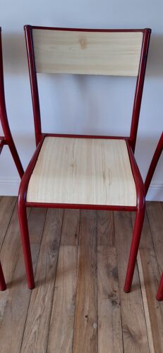 Duo de chaises d'école en bois et tour rouge années 70