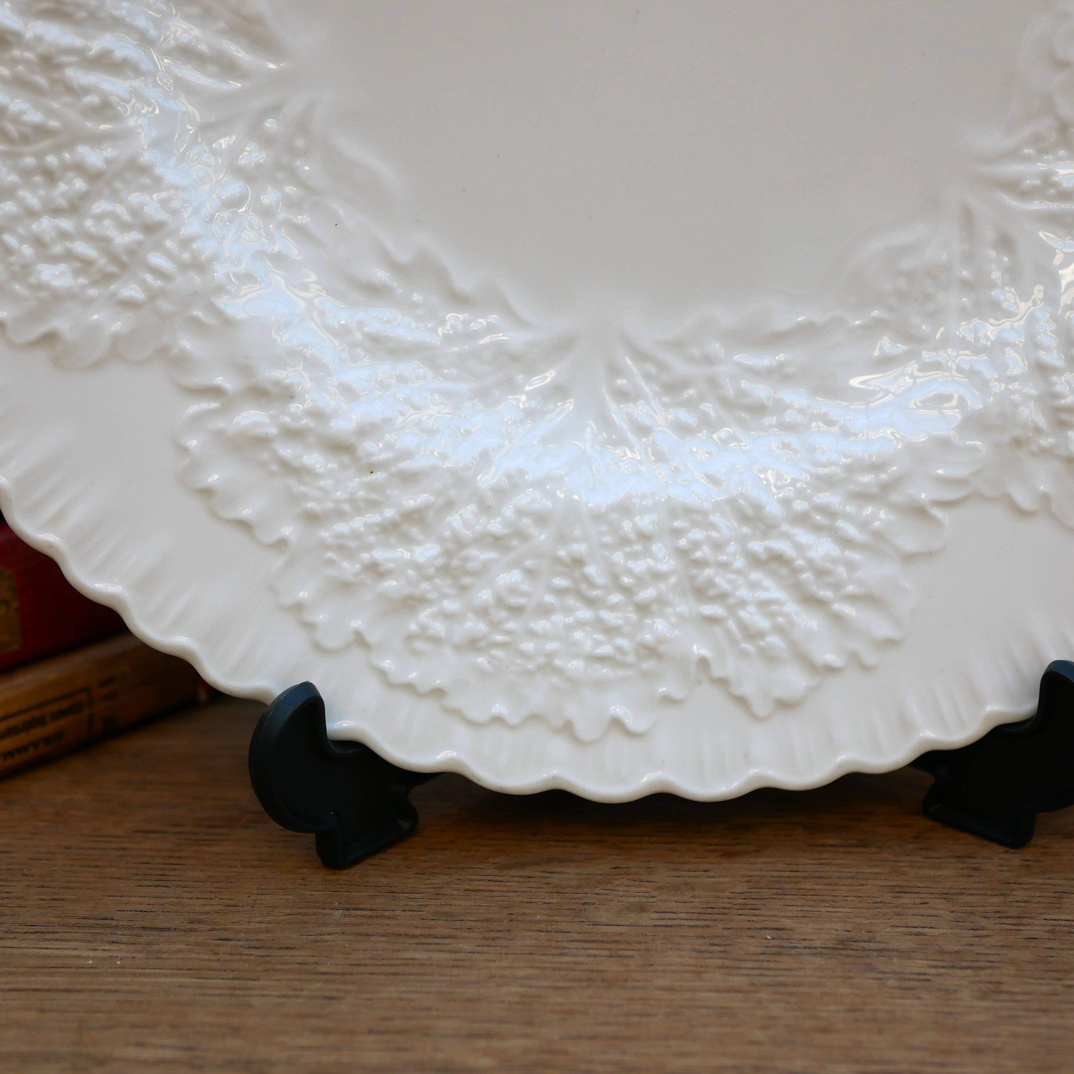 Spode Savoy dinner plate with embossed cabbage leaf pattern