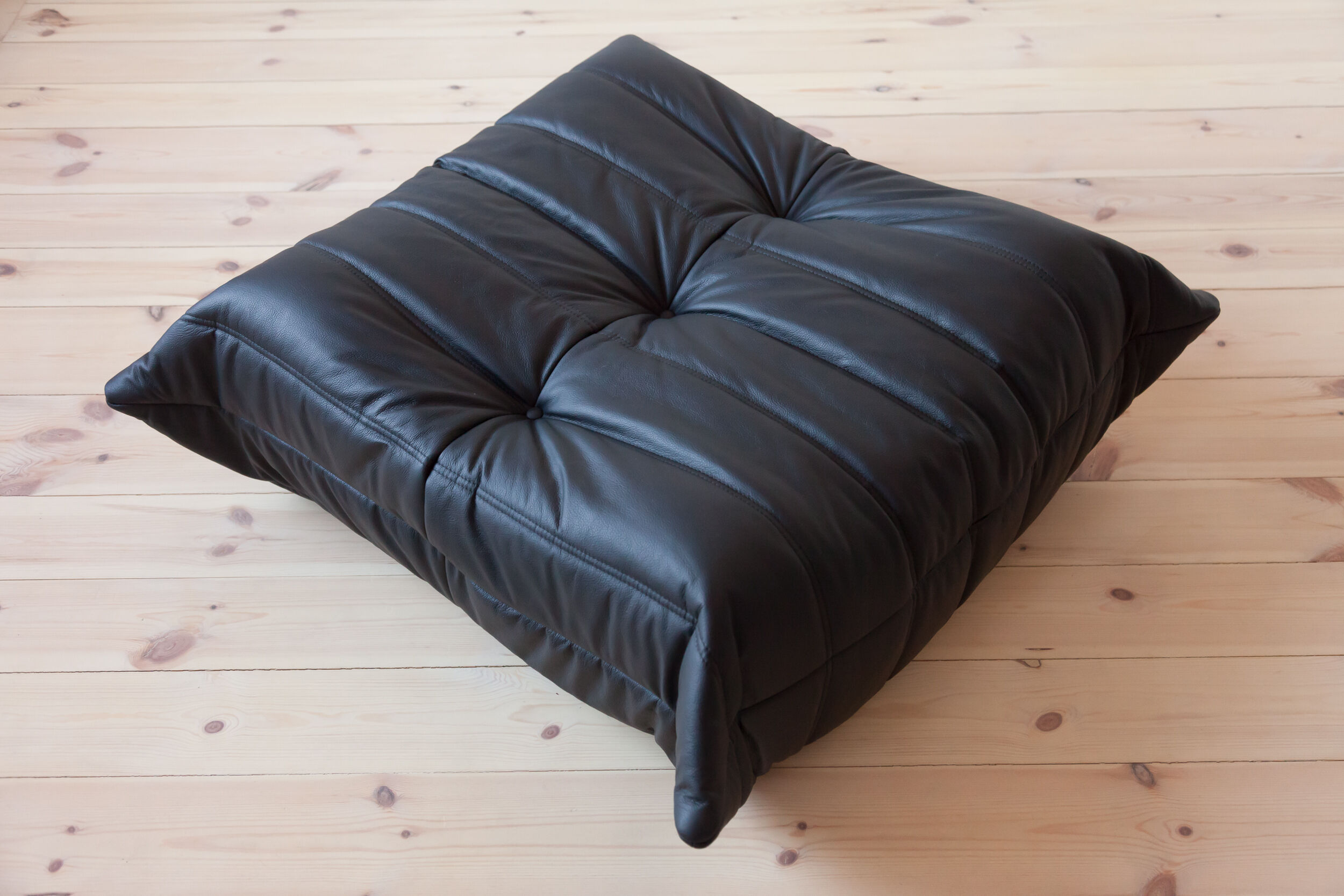 Set Togo leather black model designed by Michel Ducaroy 1973