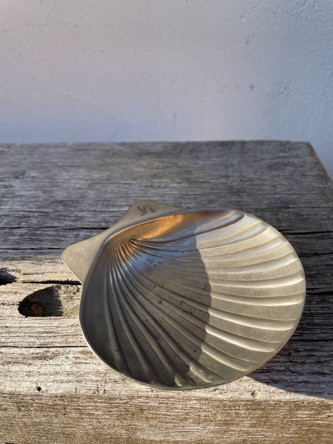 Silver-plated metal shell bowl