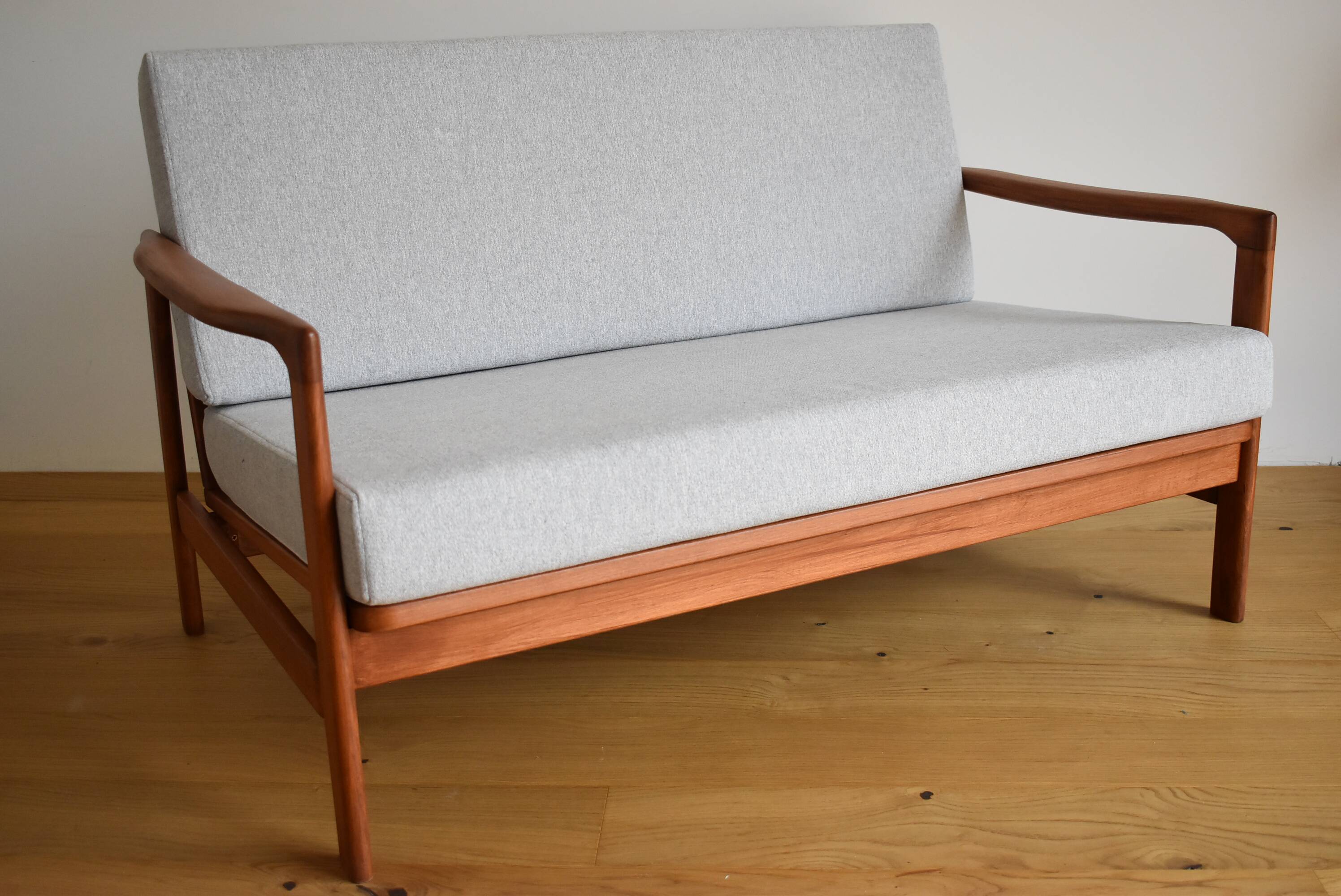 Canapé scandinave deux places, gris clair