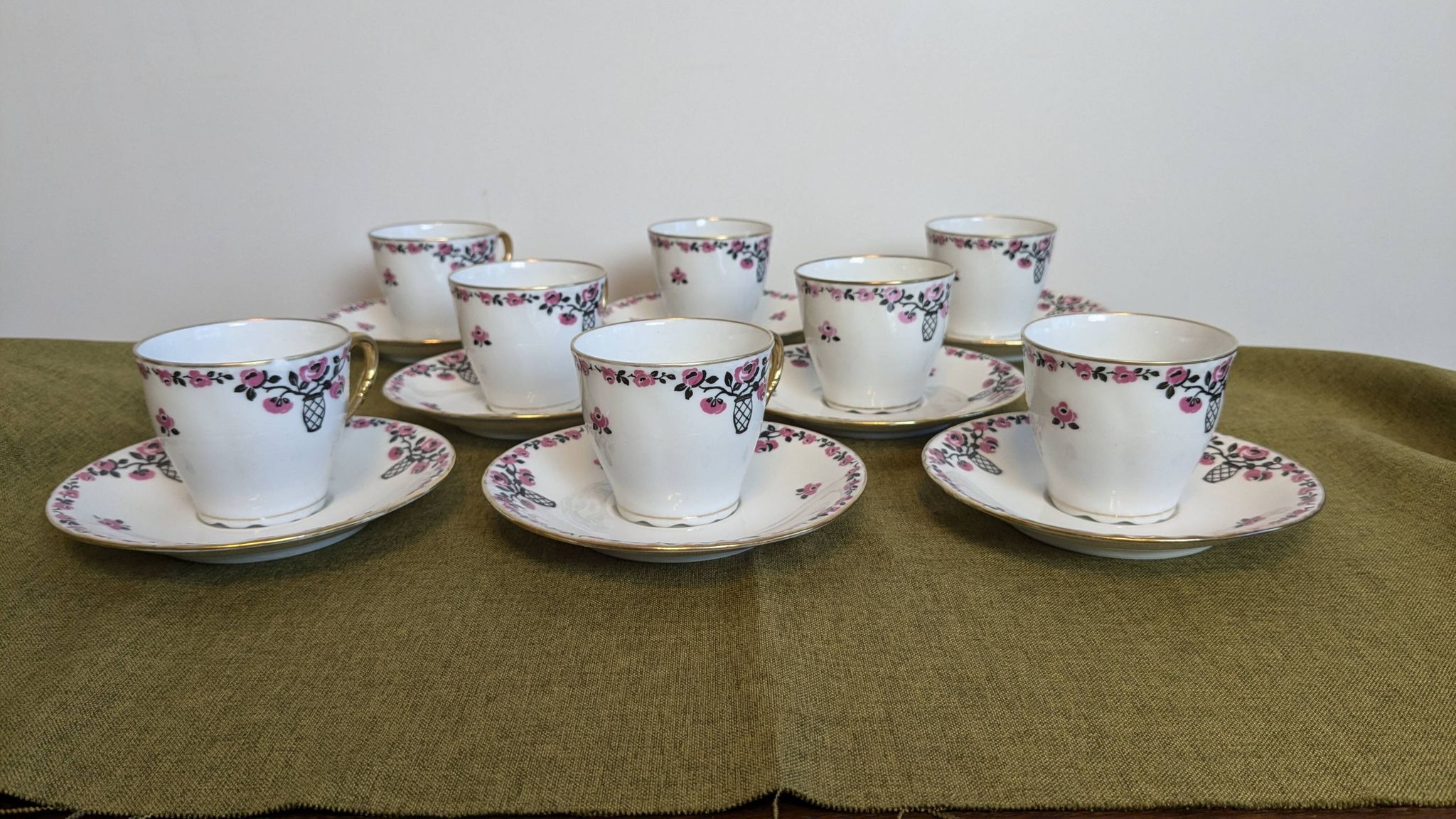 Service à café en porcelaine 18 pièces signé "Aux Lions de Faïence Paris"