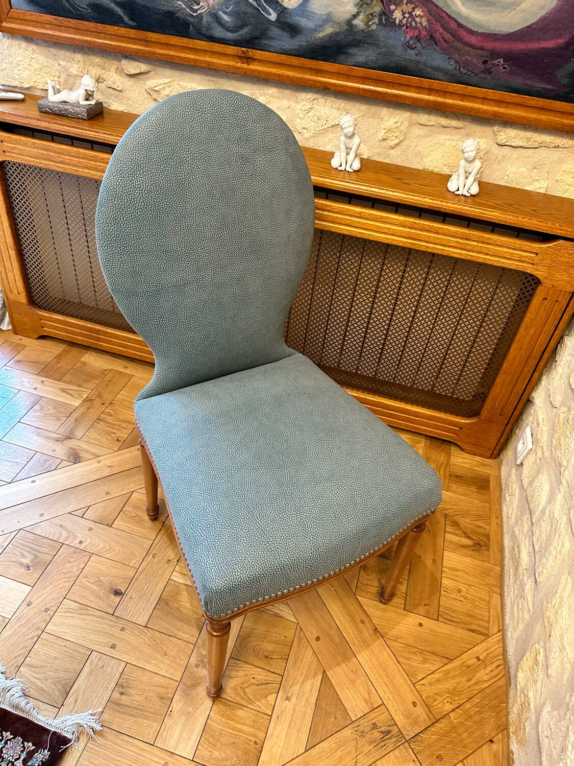 Table ghibli en verre avec 8 chaises parisiennes pieds sabrés roche bobois