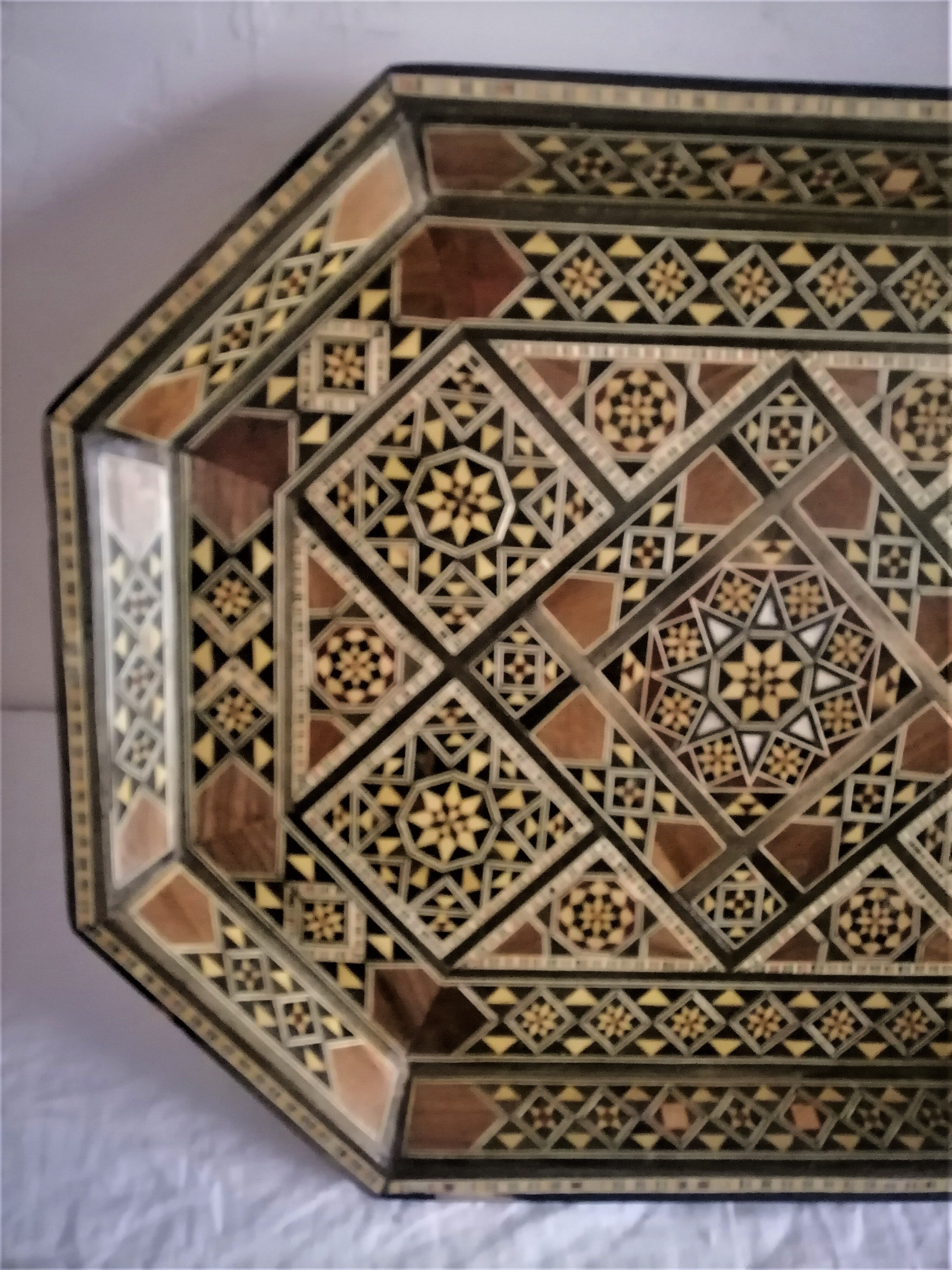 Syrian service tray in fine marquetry. First half of the twentieth century.