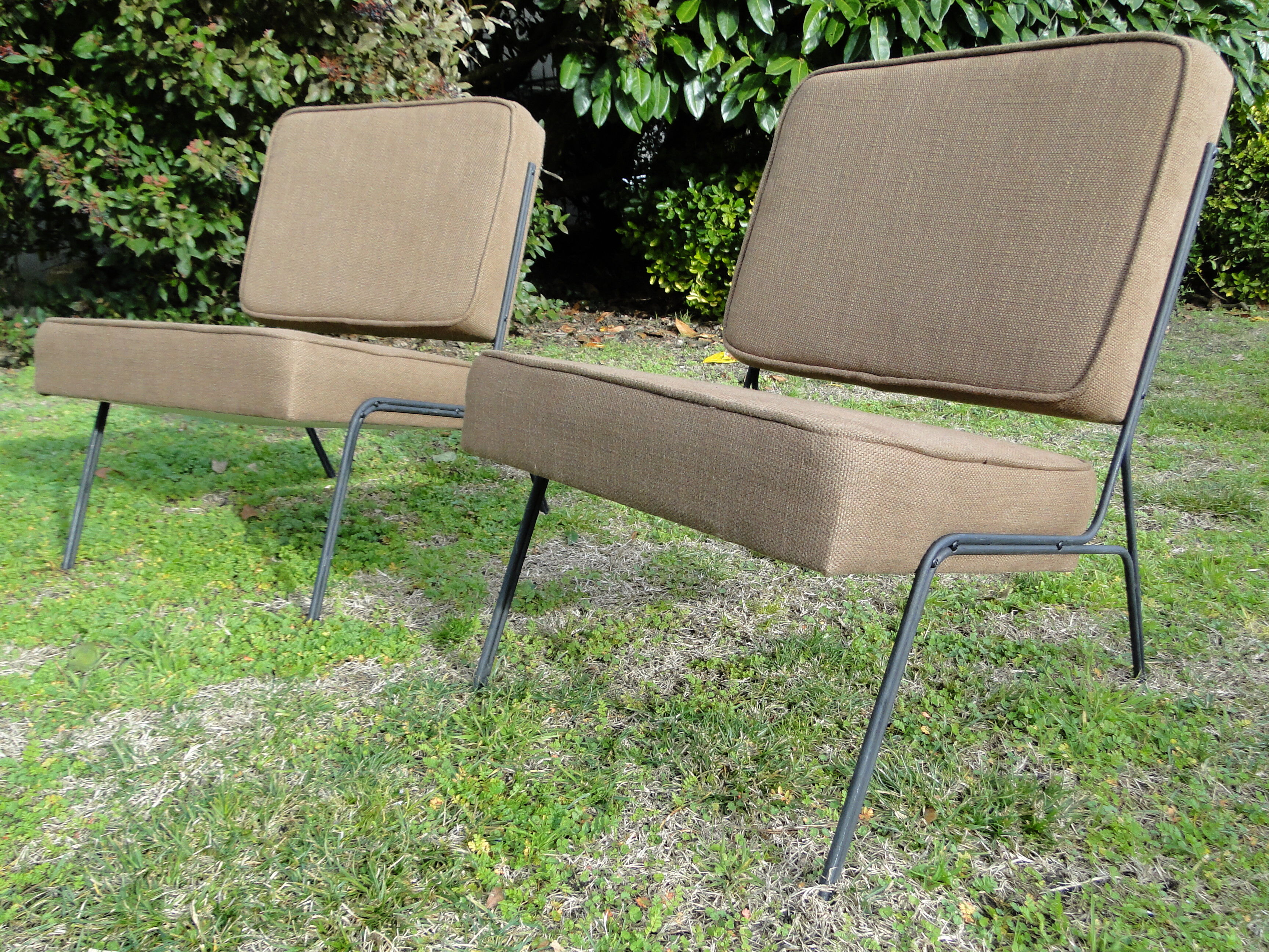 Paire de chauffeuses fauteuils en tissu marron