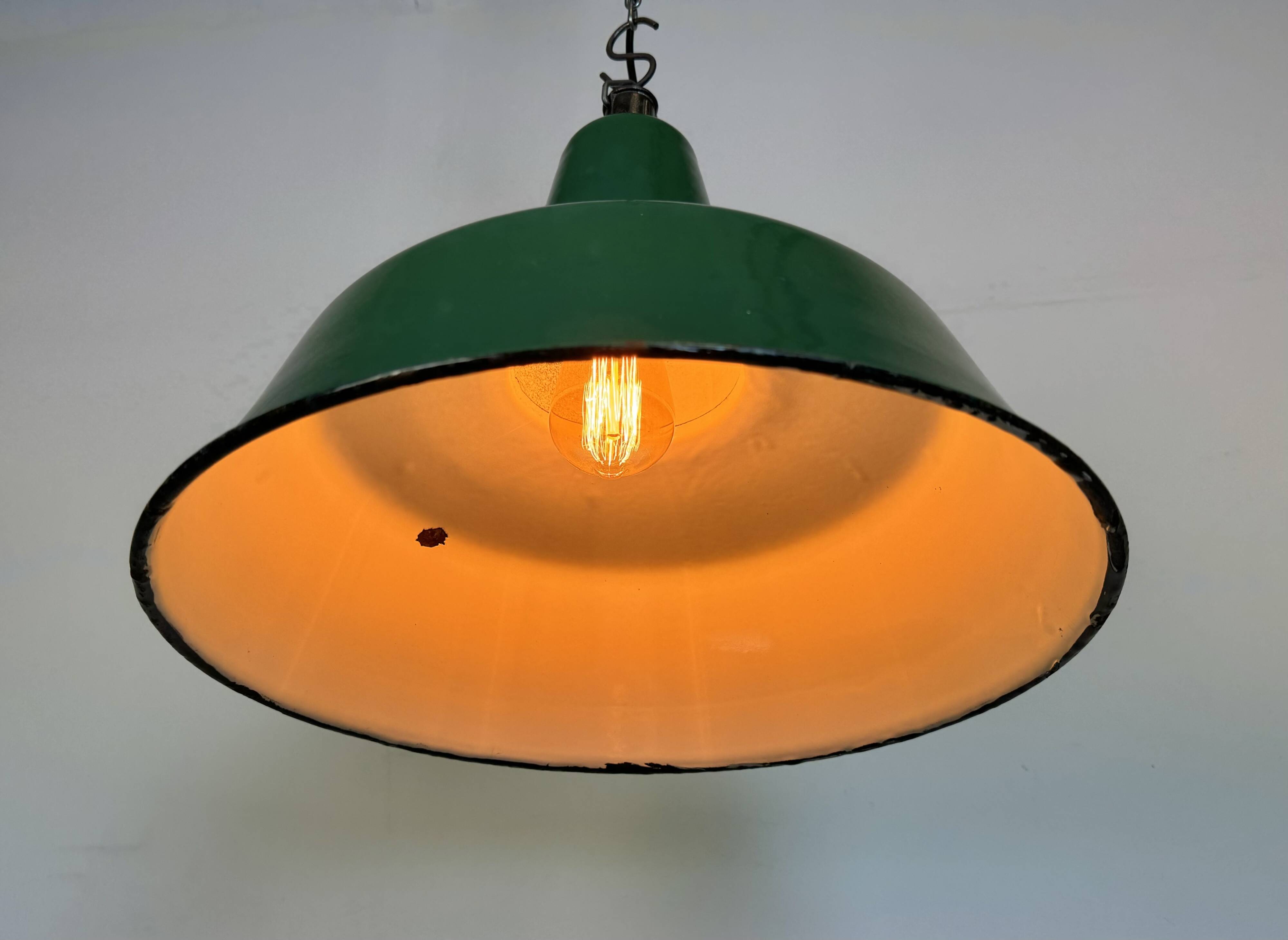 Grande Lampe à Suspension Industrielle en Émail Vert, 1960s