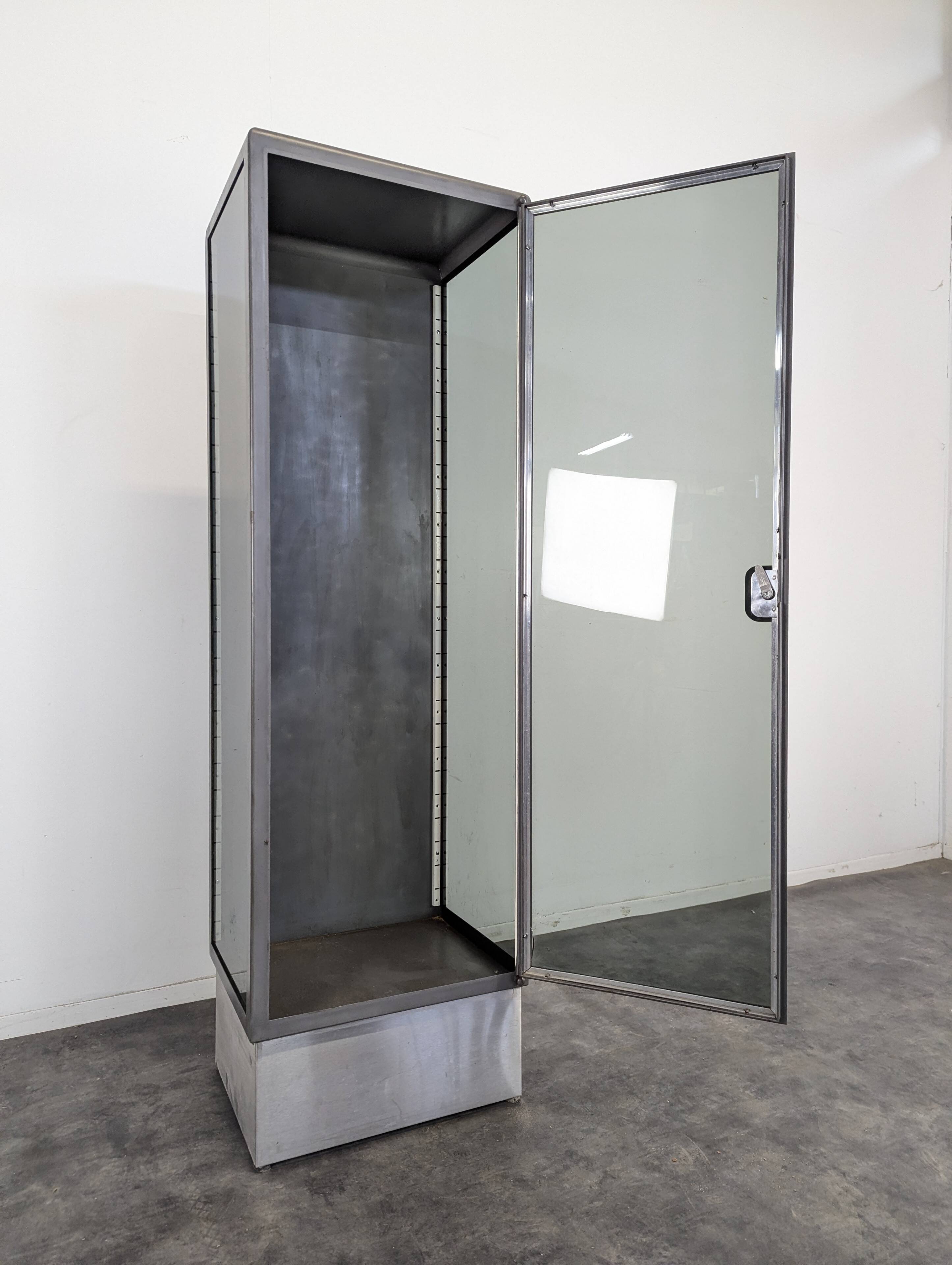 Vitrine industrielle en métal patinée