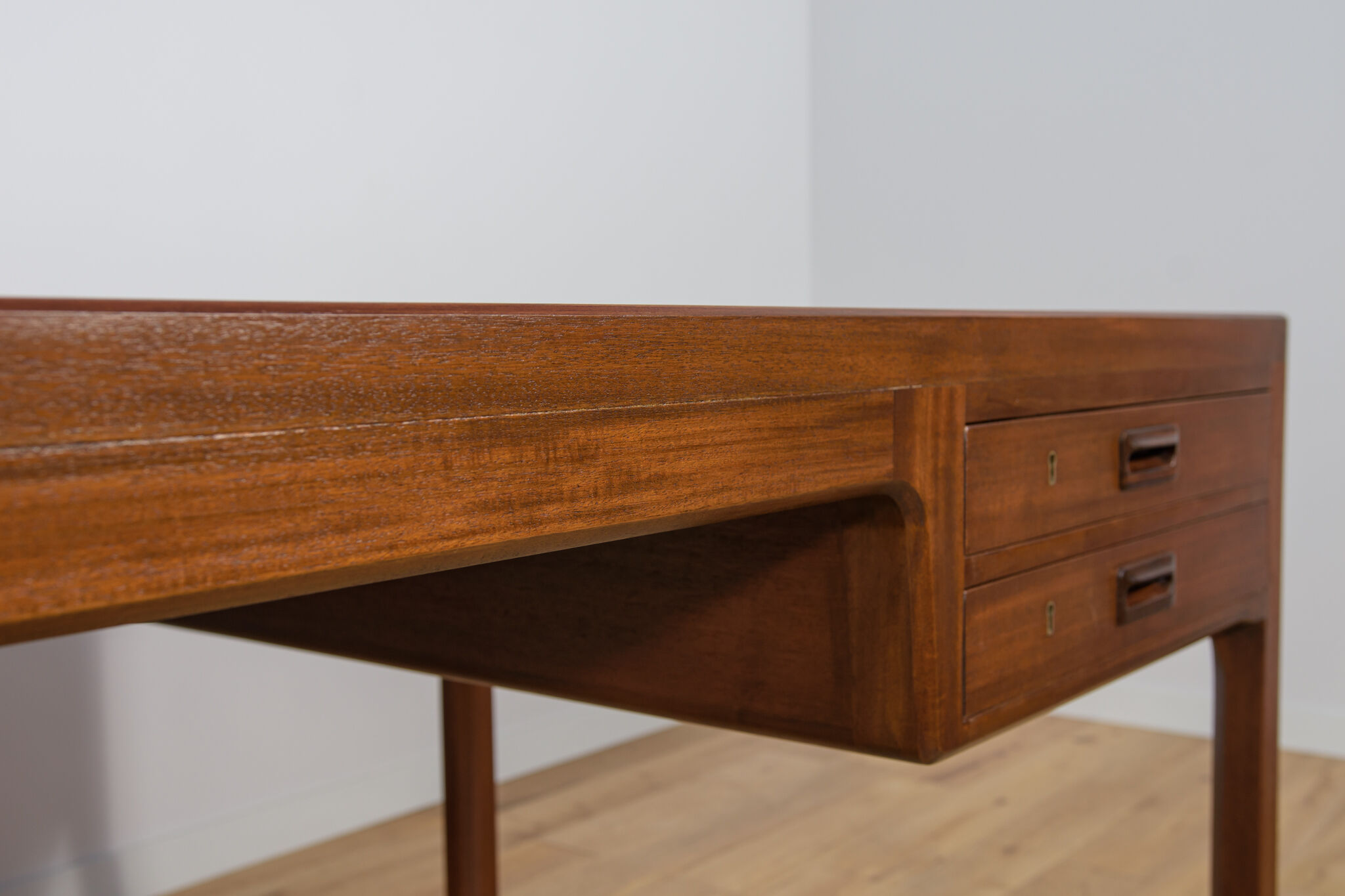Bureau en teck du milieu du siècle par Ejner Larsen et Aksel Bender Madsen pour Willy Beck, Danemark, années 1950.