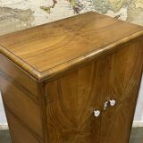 Petite armoire d'étudiant anglais en loupe de noyer des années 1930