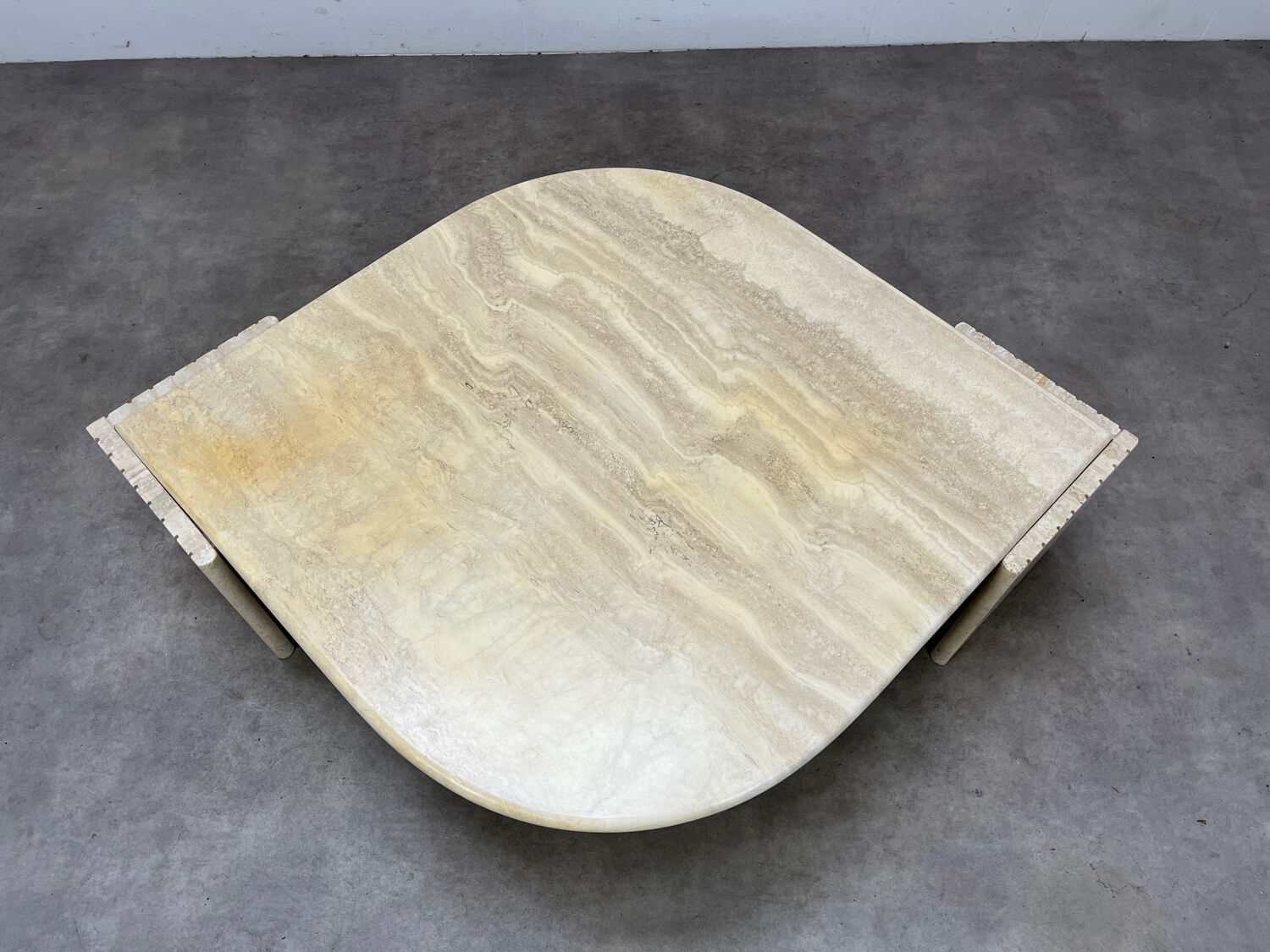 Table basse travertin forme œil par Roche Bobois