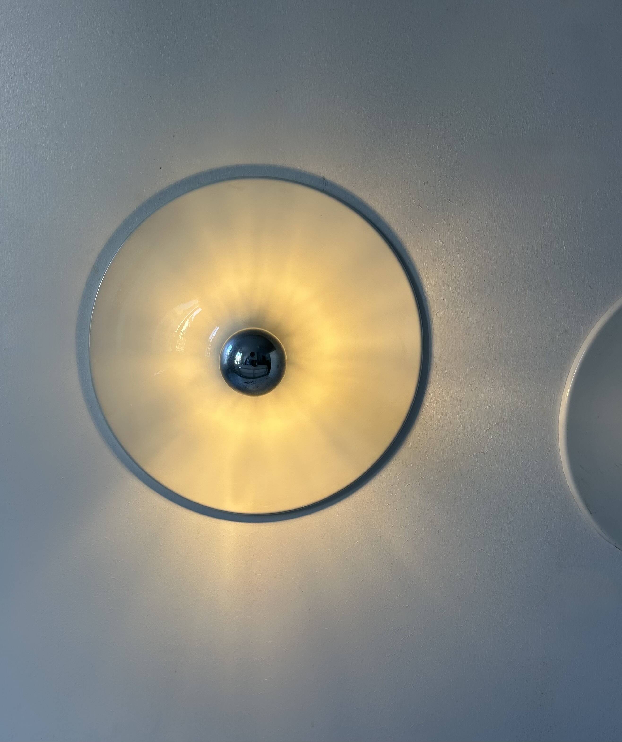 Pair of vintage wall lights, white lacquered metal, Italy 1970.