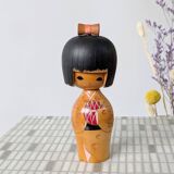 Poupée Kokeshi vintage japonaise avec kimono rouge et nœud