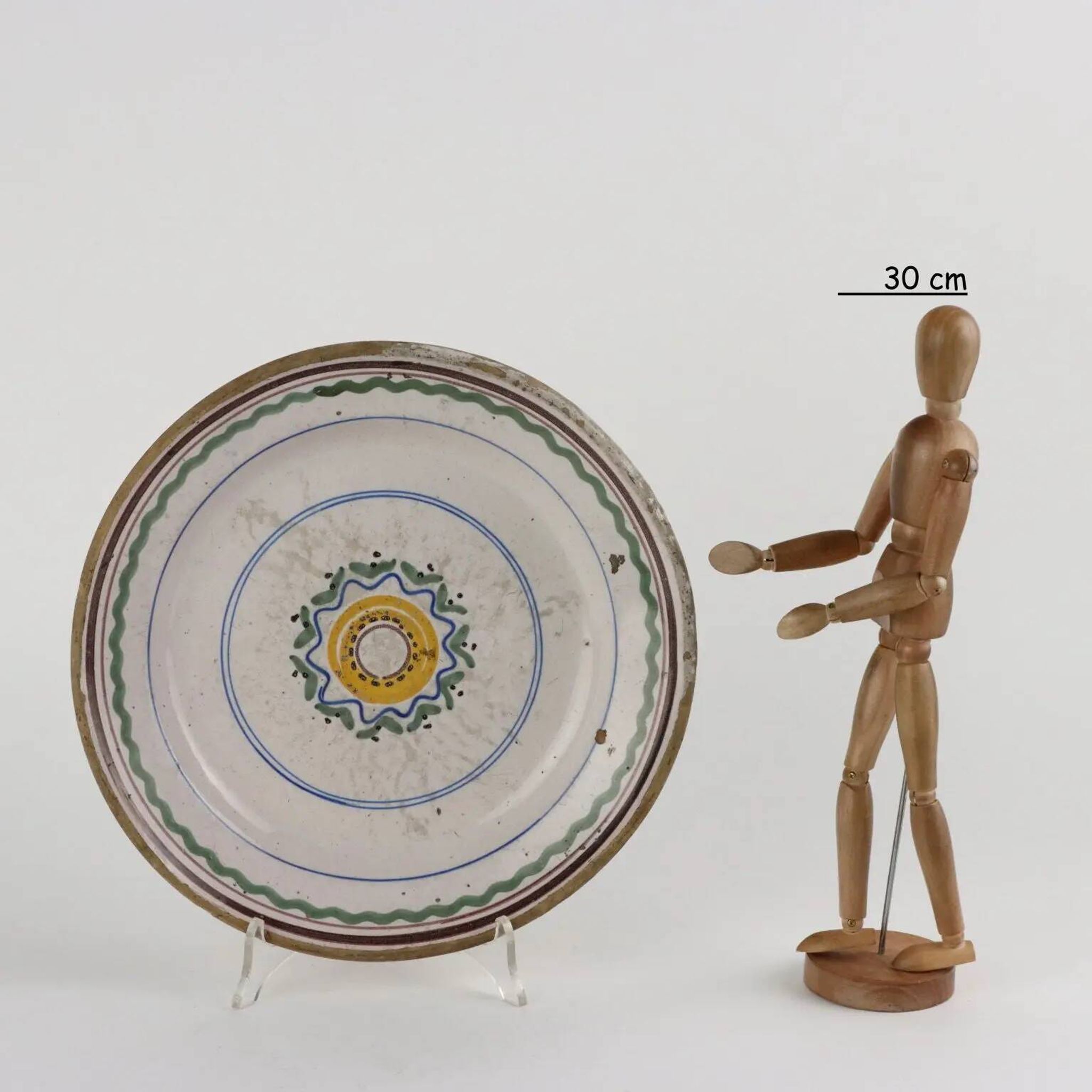 Assiette ancienne en majolique décorée, Italie, XVIIIe siècle